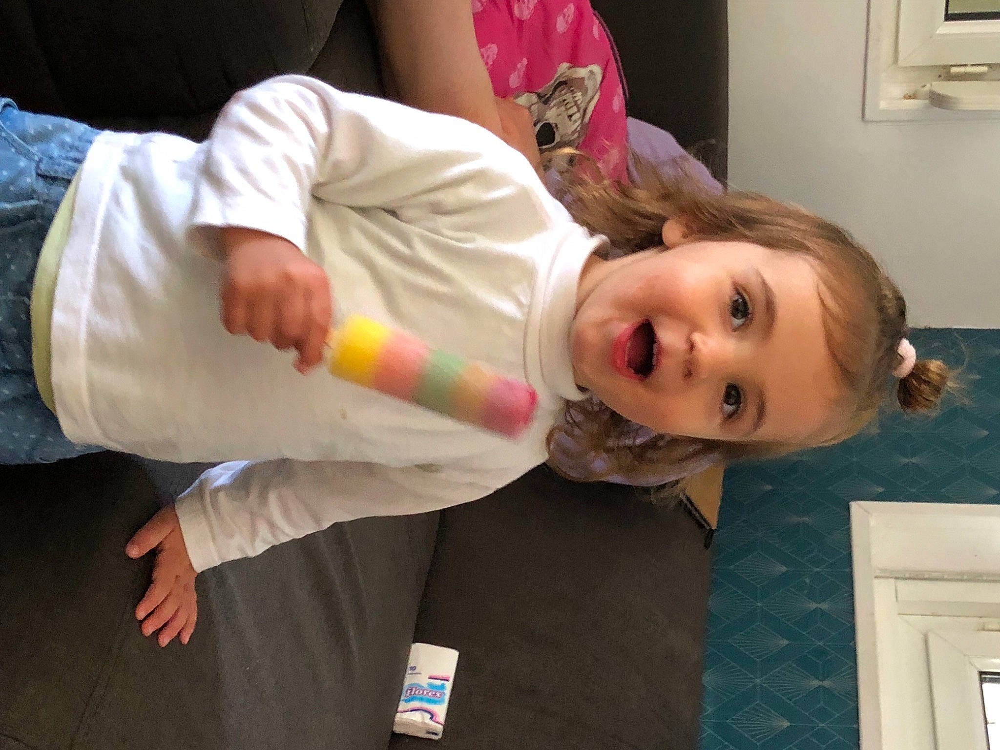 Julie a rejoint le concours — aidez-le/la à gagner de superbes lots ! child, event, finger, fun, gesture, happy, nail, party, person, picture_frame, room, smile, thumb, toddler, wrist