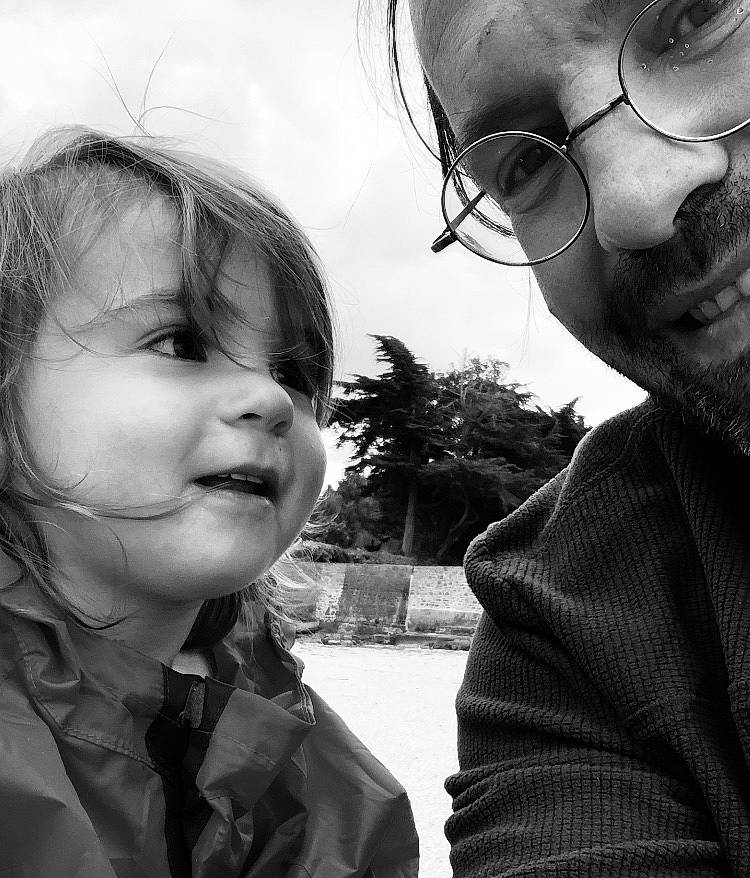 Julie participe au concours pour gagner de l'argent avec cette photo : black, black_and_white, chin, cloud, eye, eyebrow, glasses, hair, happy, head, jaw, lip, mouth, nose, organ, person, skin, sky, smile, vision_care