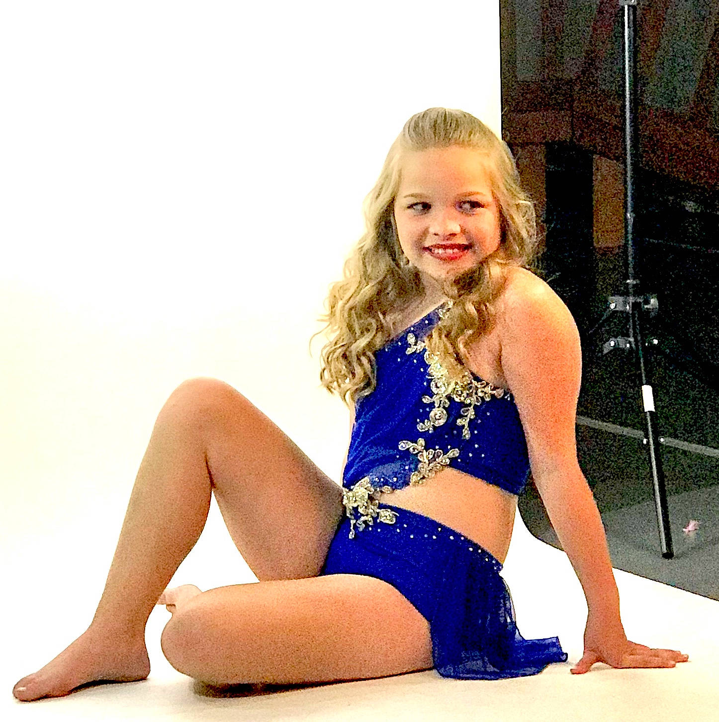 Kenzley is registered to the contest to win money with this photo: beauty, blond, child_model, clothing, cobalt_blue, electric_blue, human_leg, joy, leg, long_hair, model, person, photo_shoot, photography, sitting, smile, sportswear, thigh