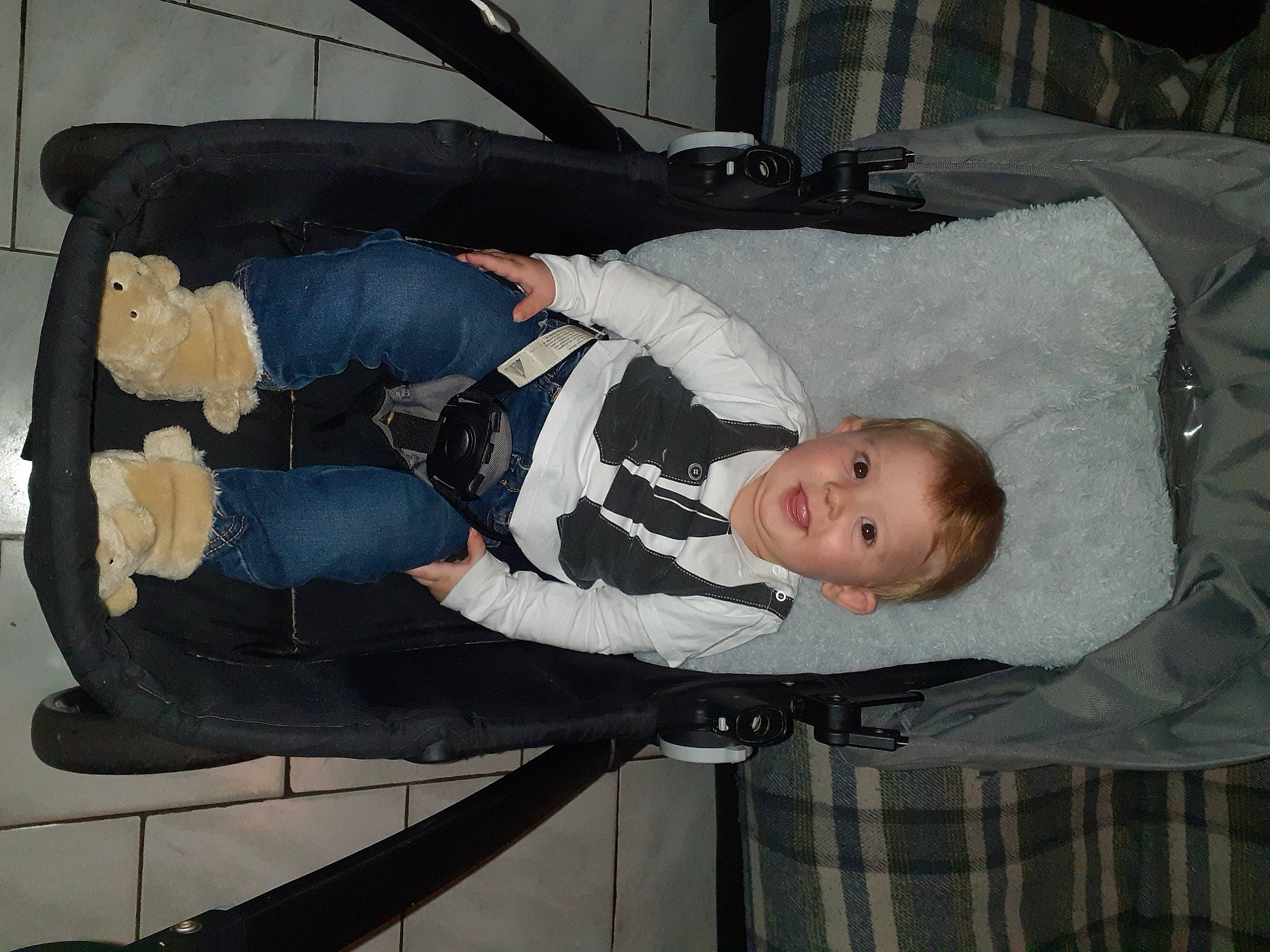 Tiago a rejoint le concours — aidez-le/la à gagner de superbes lots ! baby, baby_products, baby_toddler_clothing, child, comfort, joy, lap, pattern, person, plaid, product, sleeve, smile, tartan, toddler