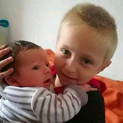 Bryan participe au concours pour gagner de l'argent avec cette photo : baby, cheek, child, ear, eye, eyebrow, face, finger, forehead, head, human, interaction, iris, joy, lip, male, mother, mouth, nose, person