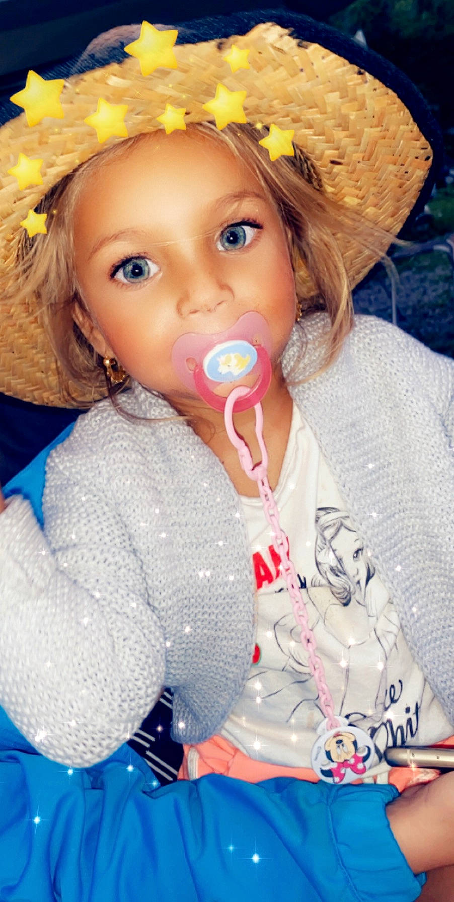 Abby a rejoint le concours — aidez-le/la à gagner de superbes lots ! cheek, child, child_model, fun, headgear, lip, nose, person, play, smile, snack, toddler