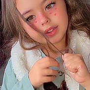 Layana participe au concours pour gagner de l'argent avec cette photo : casual, child, closeup, clothing, curly_hair, cute, expression, face, freckles, girl, hands, heart_filter, indoor, long_sleeves, person, playful, portrait, smiling, vest, young