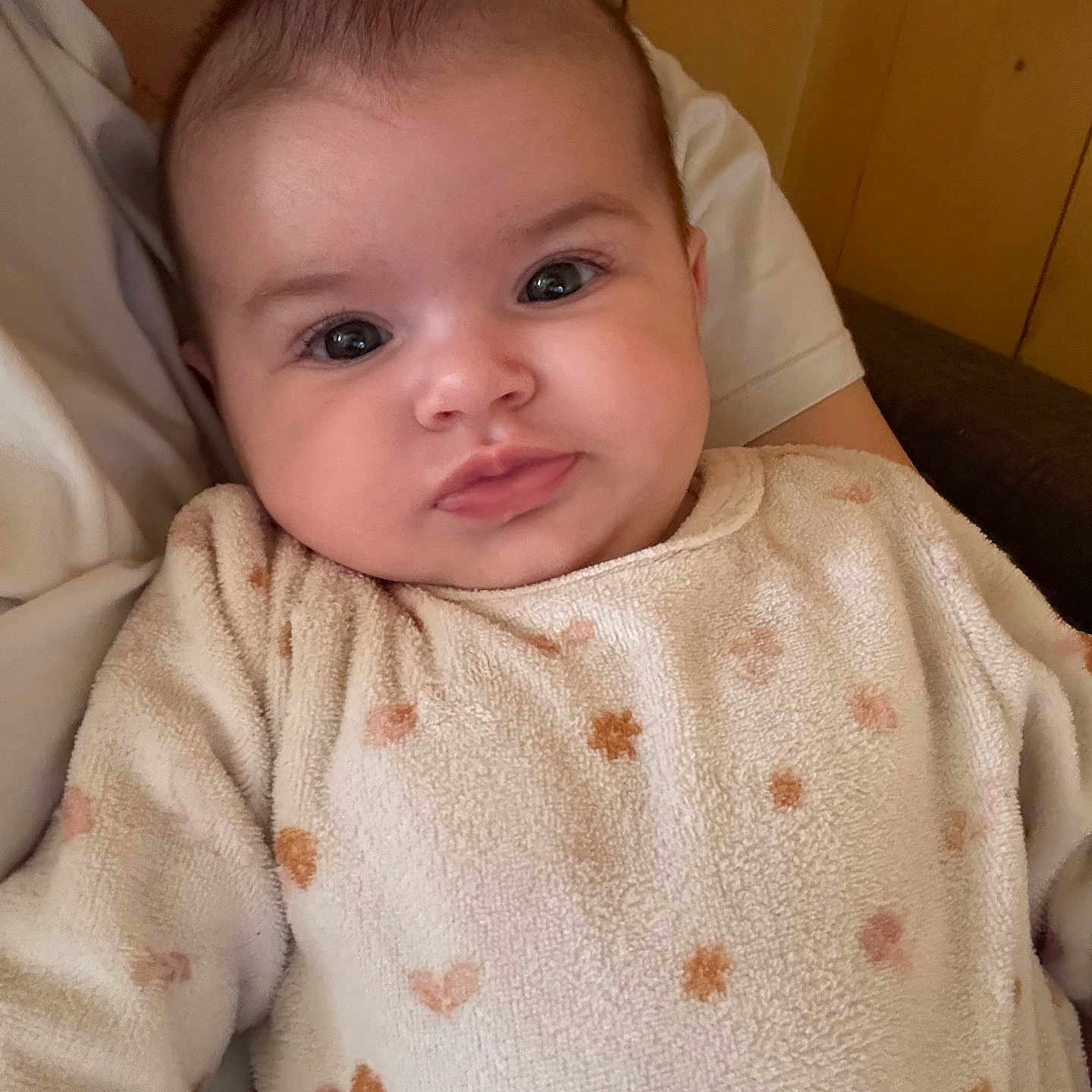 Amaya participe au concours pour gagner de l'argent avec cette photo : baby, blanket, face, happy, head, person, photography, portrait, sad, smile