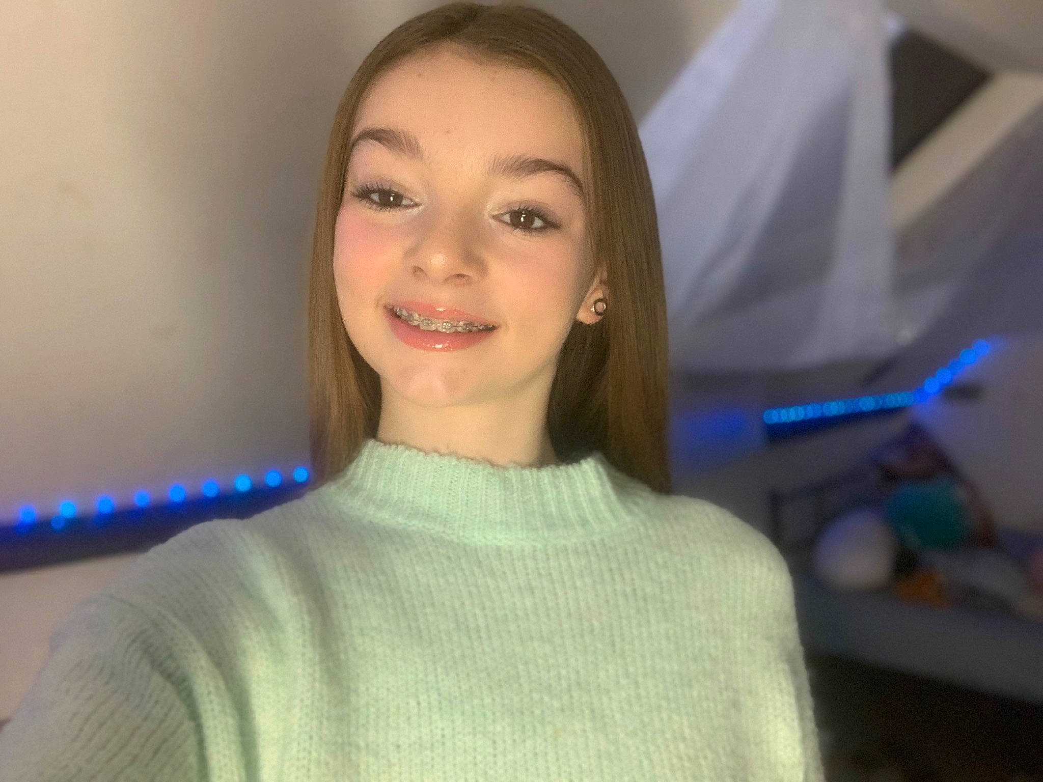 Méliana participe au concours pour gagner de l'argent avec cette photo : cheek, chin, eye, eyebrow, eyelash, flash_photography, forehead, gesture, happy, iris, jaw, joy, lip, long_hair, mouth, neck, nose, person, skin, sleeve