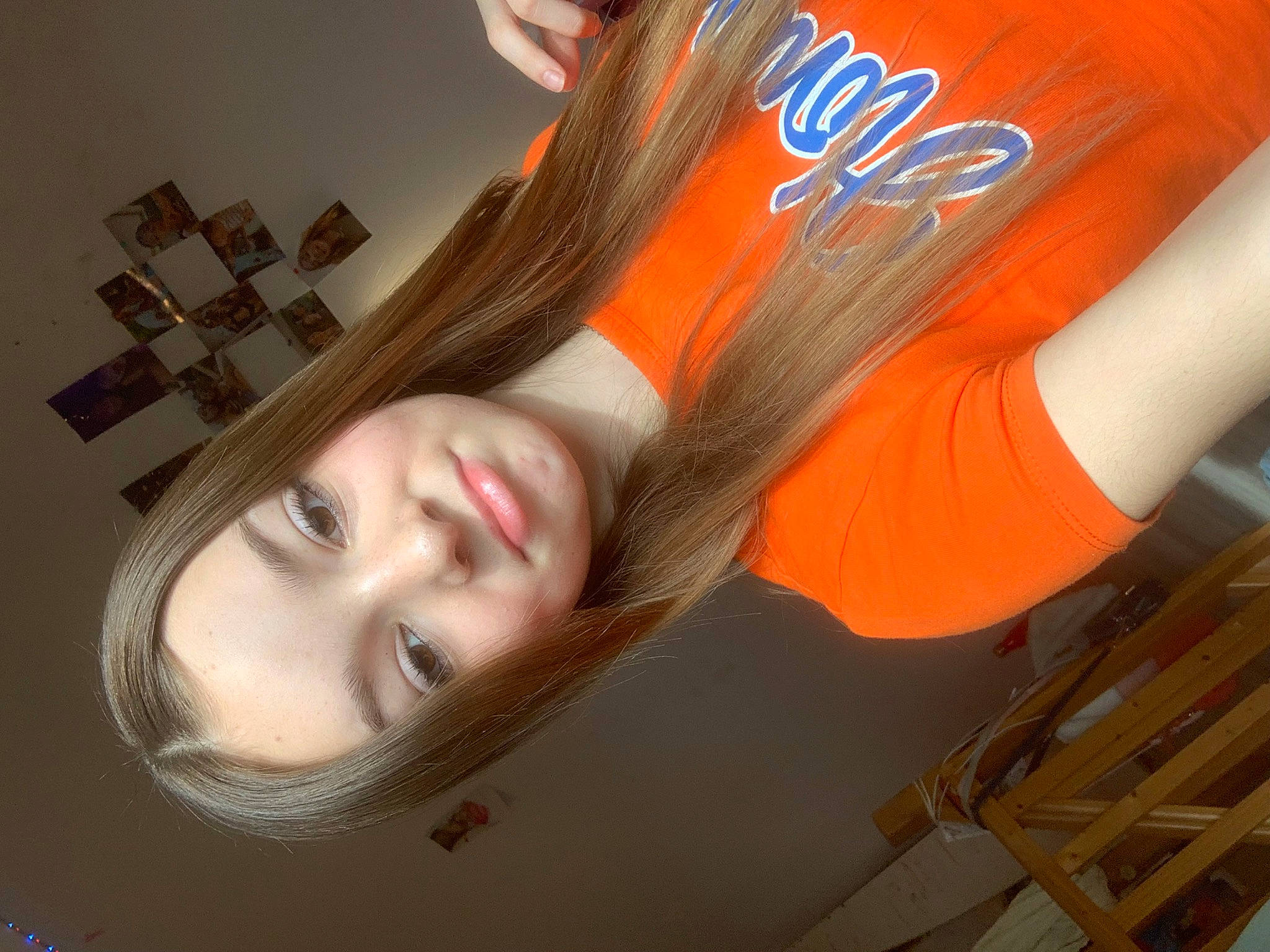 Méliana a rejoint le concours — aidez-le/la à gagner de superbes lots ! black_hair, elbow, eye, eyebrow, eyelash, eyewear, flash_photography, gesture, happy, head, jaw, joy, lip, long_hair, mouth, neck, orange, person, skin, smile