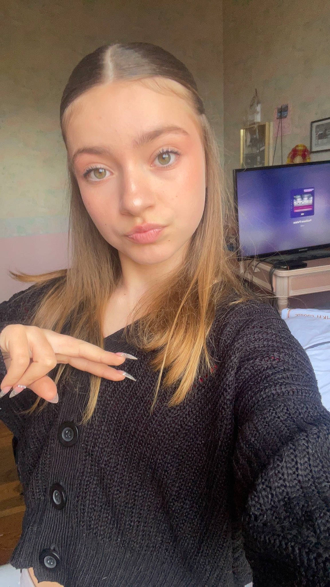 Lindsay a rejoint le concours — aidez-le/la à gagner de superbes lots ! black_hair, blond, brown_hair, computer, computer_monitor, eyebrow, eyelash, finger, flash_photography, gesture, home_appliance, layered_hair, lip, long_hair, peripheral, person, personal_computer, selfie, shoulder, sleeve