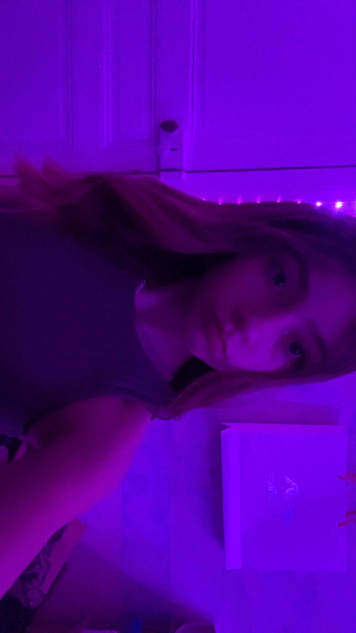 Lindsay participe au concours pour gagner de l'argent avec cette photo : cloud, darkness, elbow, electric_blue, entertainment, event, flesh, fun, hat, magenta, night, performance, person, pink, purple, room, sky, tints_and_shades, tree, under_exposed