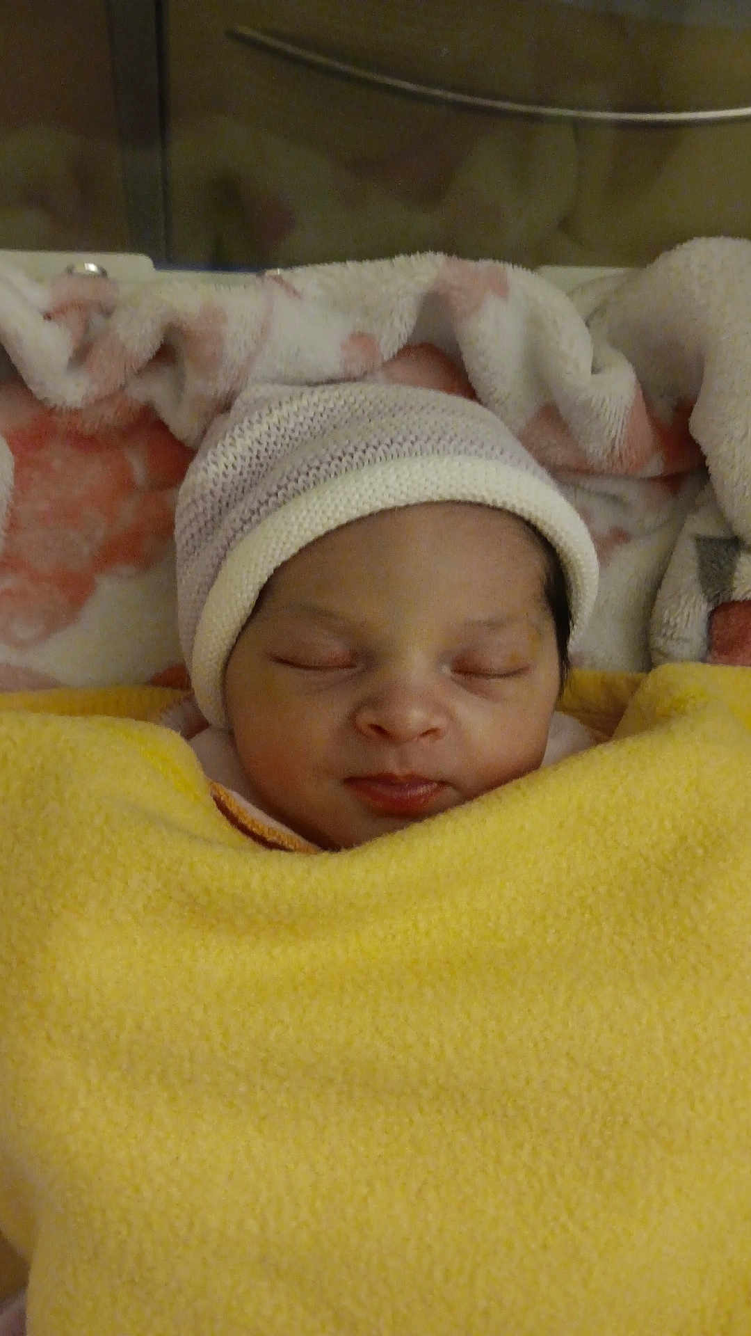Nalia participe au concours pour gagner de l'argent avec cette photo : baby, blanket, sleeping, infant, hat, knit_cap, soft_texture, cozy, bed, resting, peaceful, face, newborn, wrapped, indoors, warm, child, cute, person, sleep