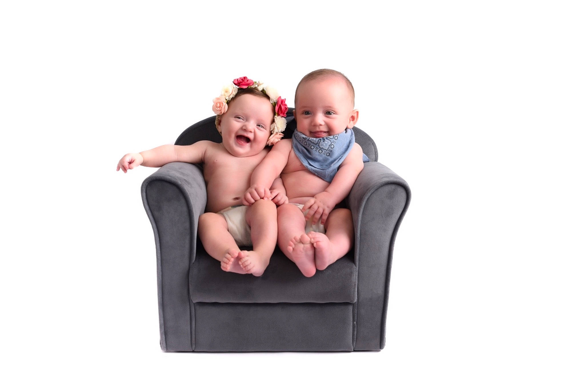 Sheina Jonas participe au concours pour gagner de l'argent avec cette photo : bean_bag, child, comfort, couch, furniture, infant, joy, mother, person, product, sitting, toddler