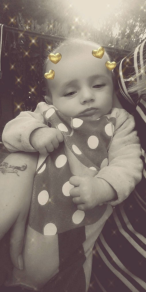 Hanna a rejoint le concours — aidez-le/la à gagner de superbes lots ! baby, black_and_white, cheek, child, design, eye, iris, lip, monochrome, nose, pattern, person, photograph, photography, skin, smile, snapshot, toddler, vintage_clothing