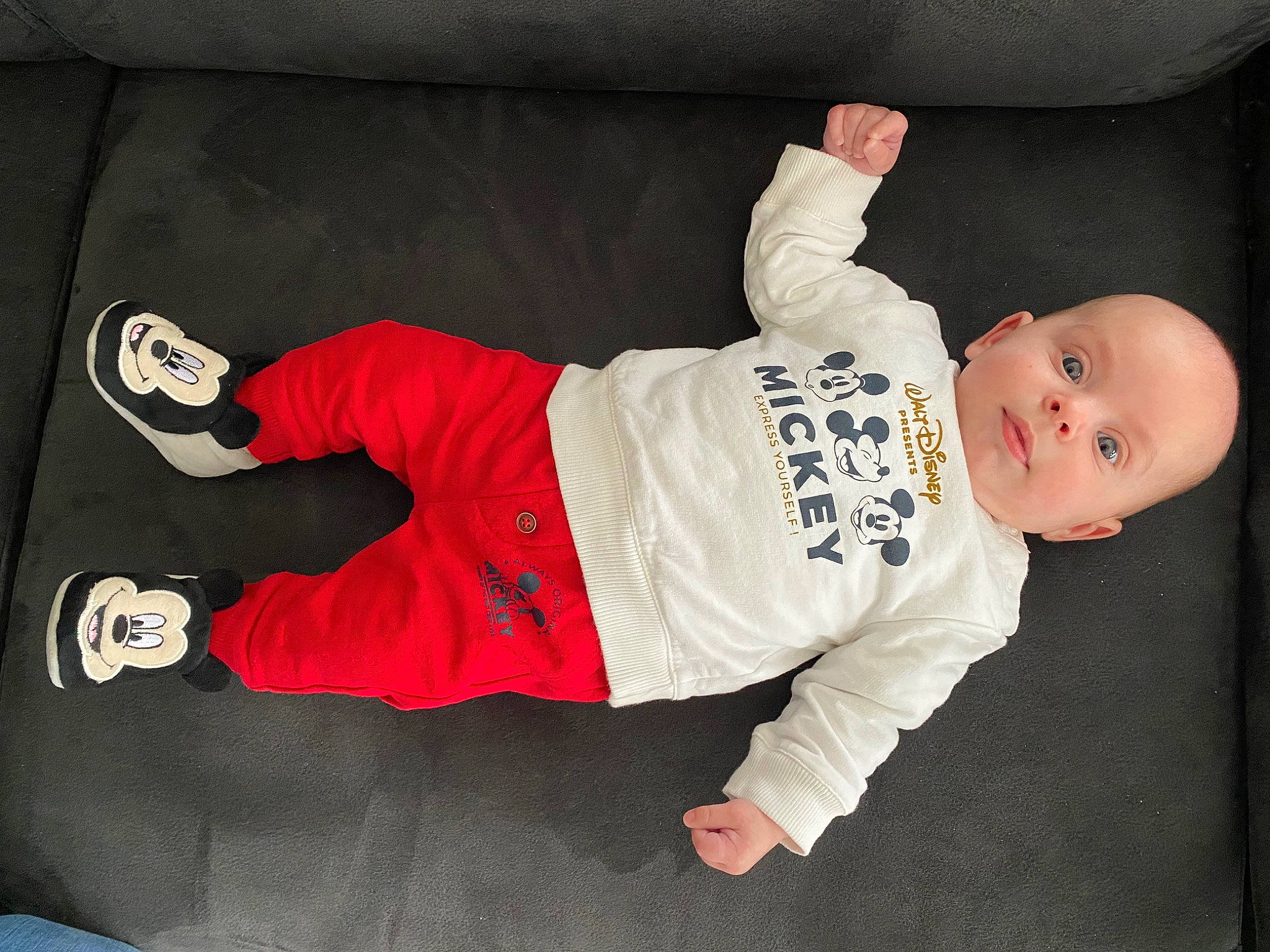 Gabriel a rejoint le concours — aidez-le/la à gagner de superbes lots ! baby, baby_products, baby_safety, baby_toddler_clothing, carmine, child, comfort, elbow, flooring, fun, linens, person, room, sitting, sleeve, sock, sportswear, t_shirt, toddler, wood