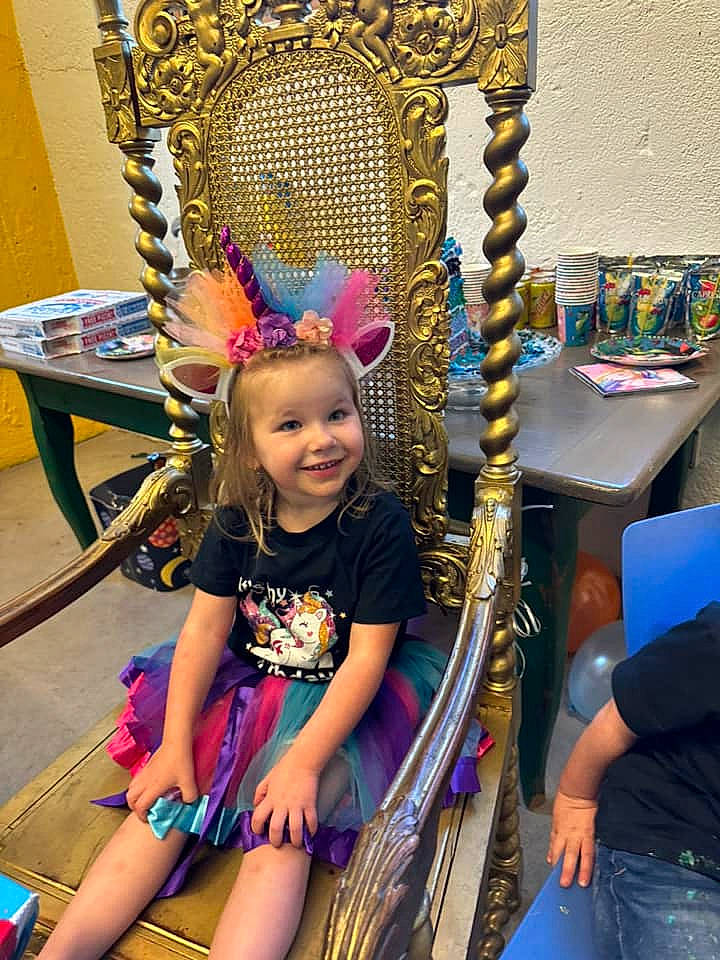 Josephine is registered to the contest to win money with this photo: amusement_ride, blue, child, chin, city, event, fashion_accessory, fun, happy, joy, leisure, magenta, nonbuilding_structure, person, recreation, smile, snapshot, t_shirt, toddler, travel