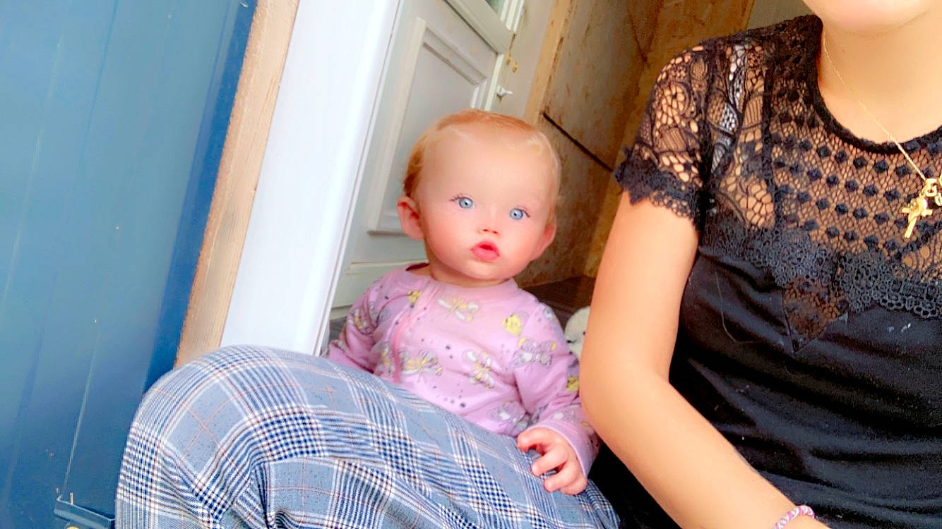 Eloïse a rejoint le concours — aidez-le/la à gagner de superbes lots ! baby, child, comfort, doll, fashion_design, happy, joint, magenta, pattern, person, plaid, purple, room, shoulder, sitting, sleeve, t_shirt, toddler, toy, trunk