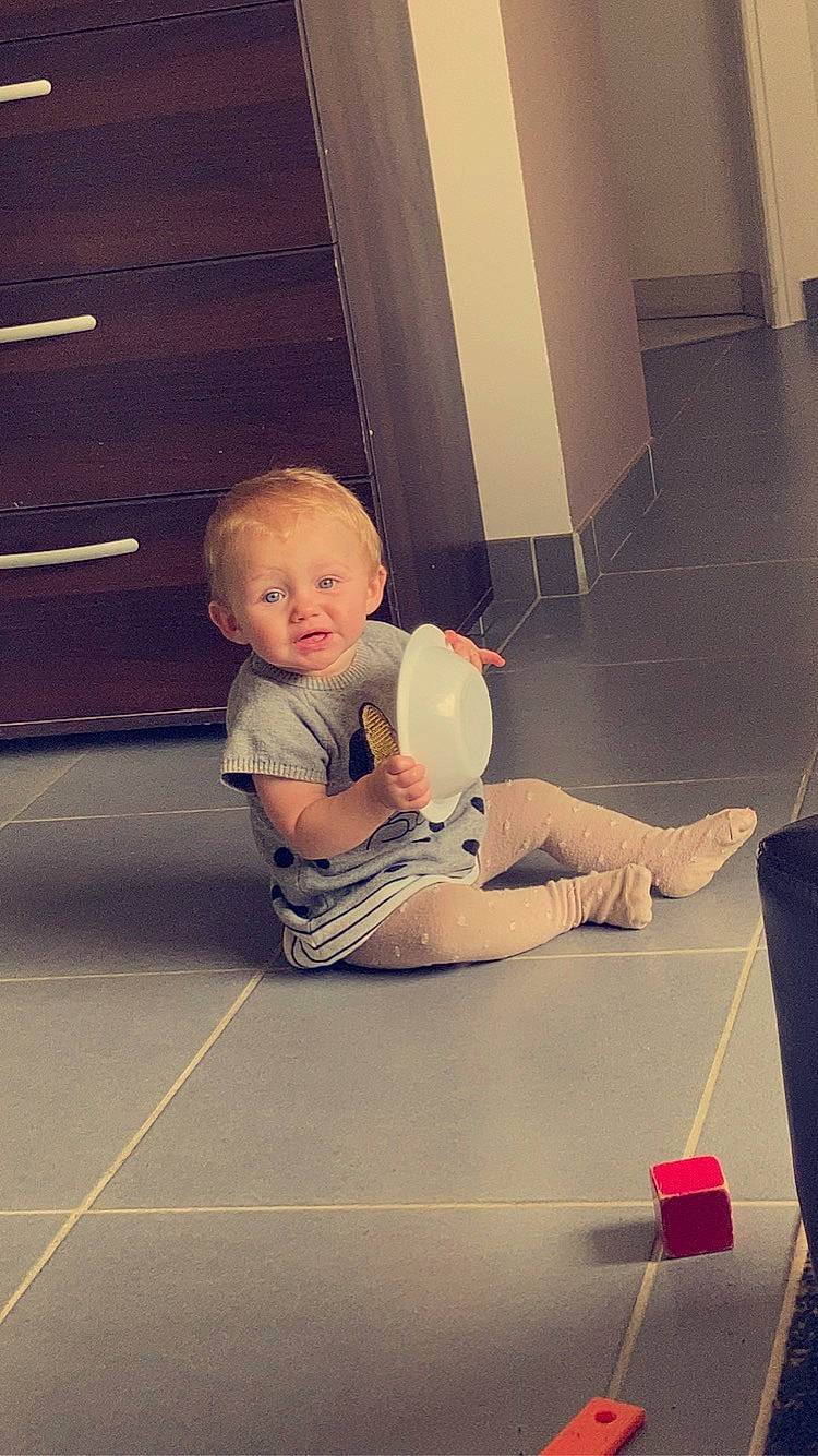 Eloïse a rejoint le concours — aidez-le/la à gagner de superbes lots ! art, baby, barefoot, carmine, child, comfort, floor, flooring, foot, fun, human_leg, knee, person, play, room, sitting, space, thigh, tints_and_shades, toddler