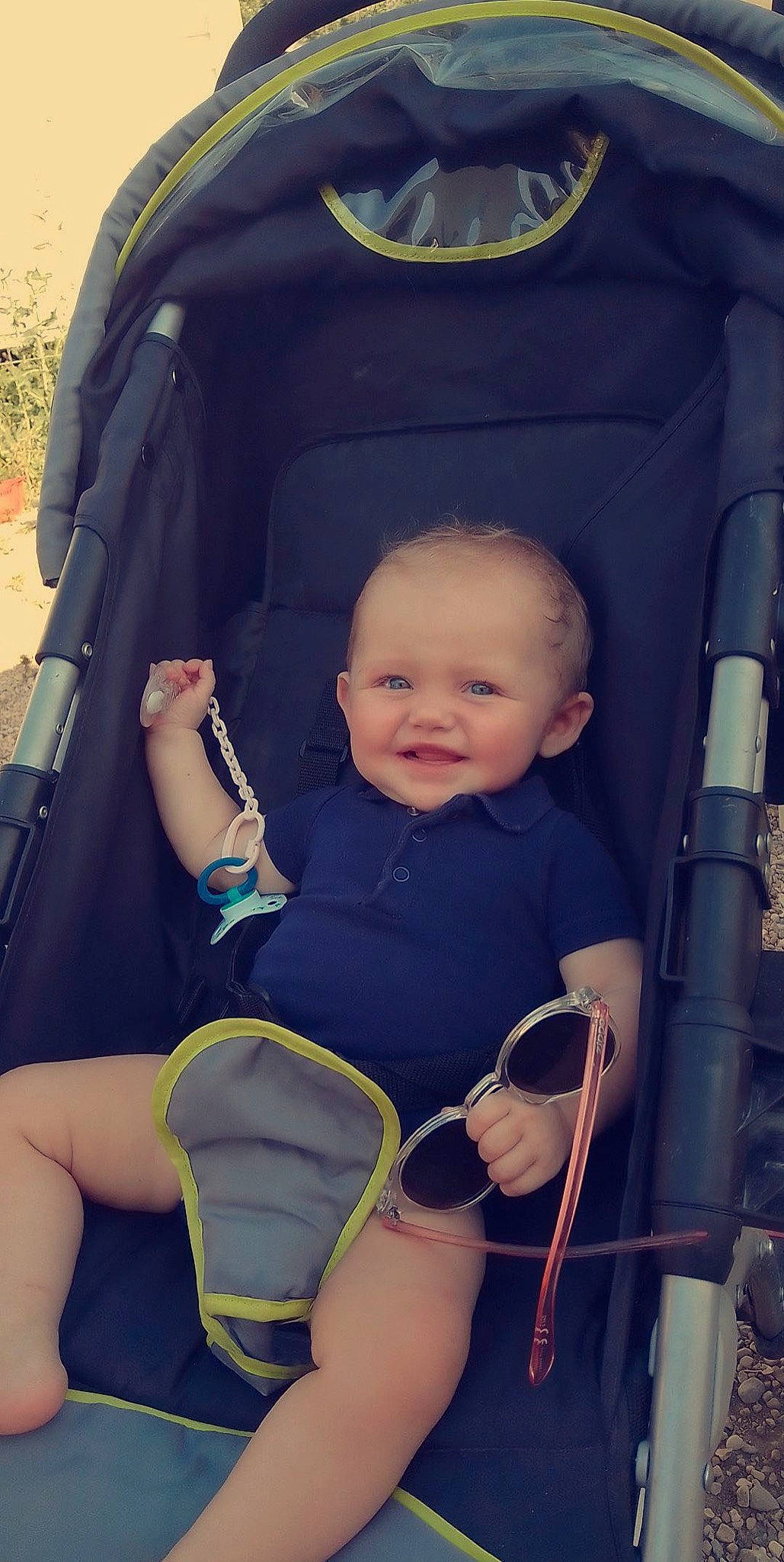 Eloïse participe au concours pour gagner de l'argent avec cette photo : auto_part, baby, baby_toddler_clothing, black, car_seat, child, comfort, electric_blue, fun, happy, leisure, person, seat_belt, skin, smile, snapshot, thigh, tints_and_shades, toddler, white