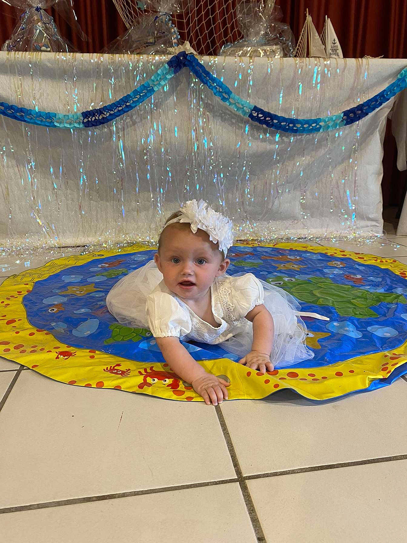 Eloïse a rejoint le concours — aidez-le/la à gagner de superbes lots ! art, baby, baby_products, baby_toddler_clothing, child, circle, concrete, event, flooring, fun, happy, leisure, pattern, person, play, product, recreation, sitting, surprise, toddler