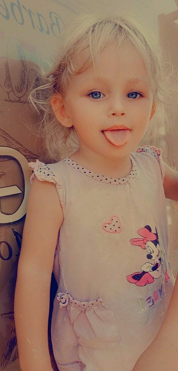 Elenna a rejoint le concours — aidez-le/la à gagner de superbes lots ! arm, baby_toddler_clothing, cheek, child, cool, eyebrow, eyelash, facial_expression, hairstyle, happy, iris, lip, neck, organ, person, pink, skin, sleeve, smile, toddler