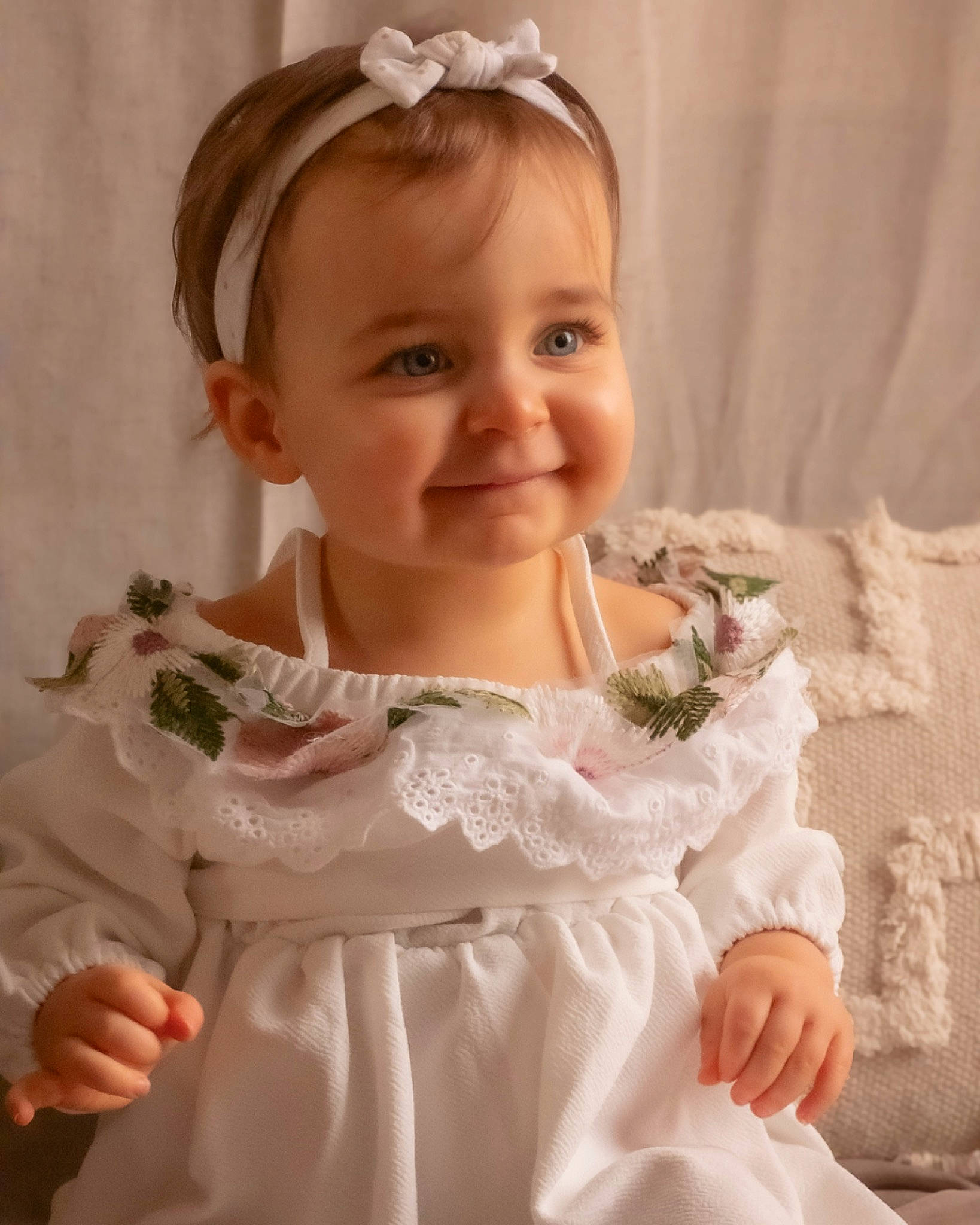 Amalya participe au concours pour gagner de l'argent avec cette photo : arm, baby_toddler_clothing, bridal_clothing, day_dress, dress, embellishment, eye, finger, hair, happy, headpiece, joy, person, petal, pink, skin, sleeve, smile, textile, toddler