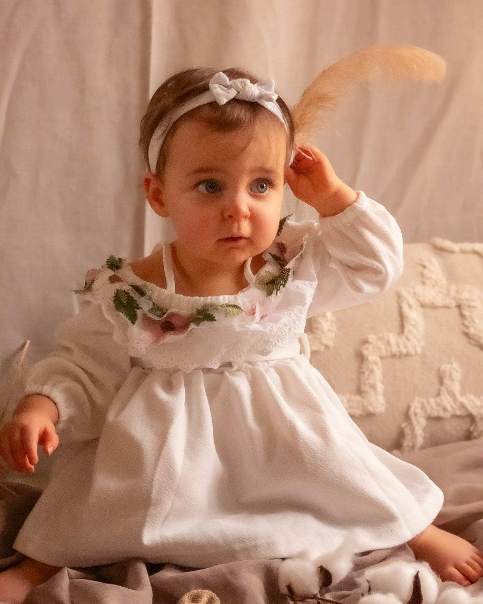 Amalya participe au concours pour gagner de l'argent avec cette photo : baby_toddler_clothing, blond, bridal_accessory, cheek, child, day_dress, dress, embellishment, eye, happy, headgear, headpiece, iris, jewellery, peach, person, pink, ruffle, skin, sleeve