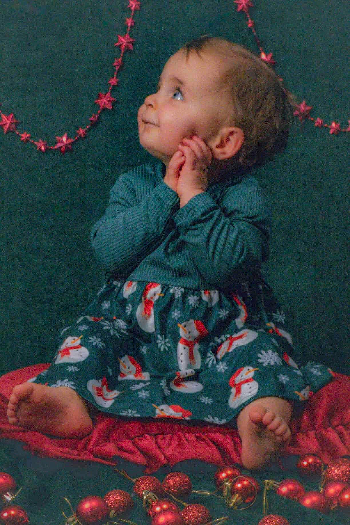 Amalya a rejoint le concours — aidez-le/la à gagner de superbes lots ! arm, baby, baby_toddler_clothing, black, cheek, dress, eye, face, facial_expression, hairstyle, head, lap, leg, organ, person, red, skin, sleeve, standing, textile