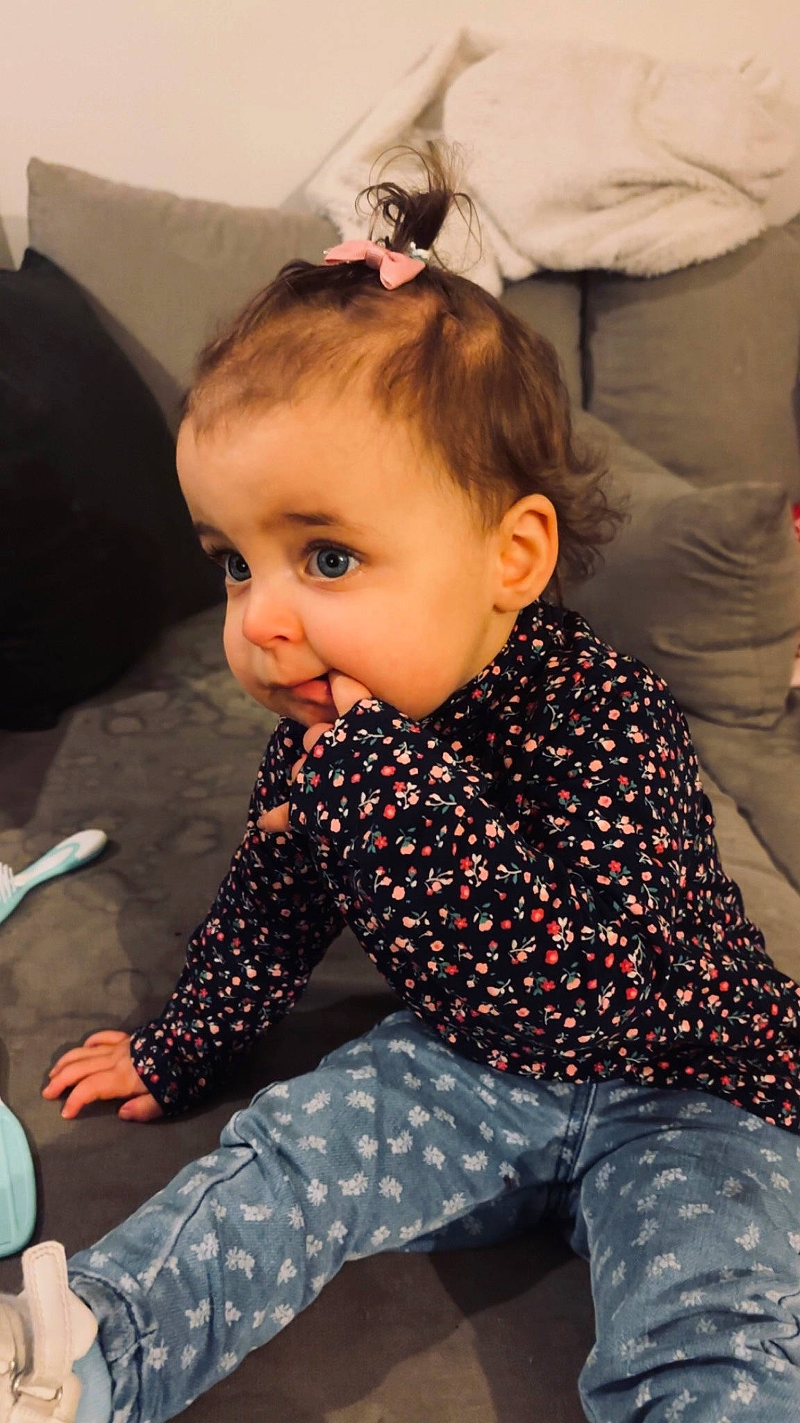 Amalya a rejoint le concours — aidez-le/la à gagner de superbes lots ! baby, baby_toddler_clothing, child, couch, flooring, fun, hair, hairstyle, happy, head, lap, pattern, person, play, room, sitting, skin, sleeve, toddler