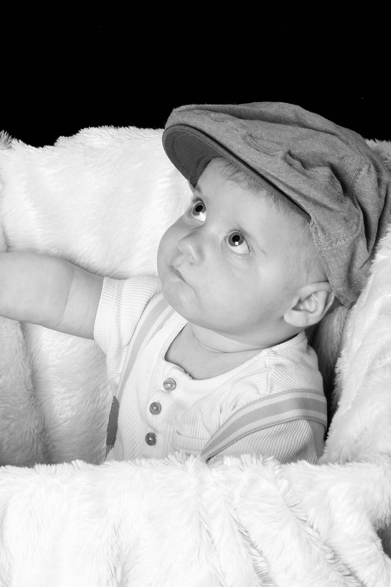 Arthur participe au concours pour gagner de l'argent avec cette photo : baby, baby_toddler_clothing, black_and_white, cap, cheek, comfort, eye, eyebrow, face, flash_photography, happy, head, headgear, iris, lip, monochrome_photography, nose, person, skin, toddler