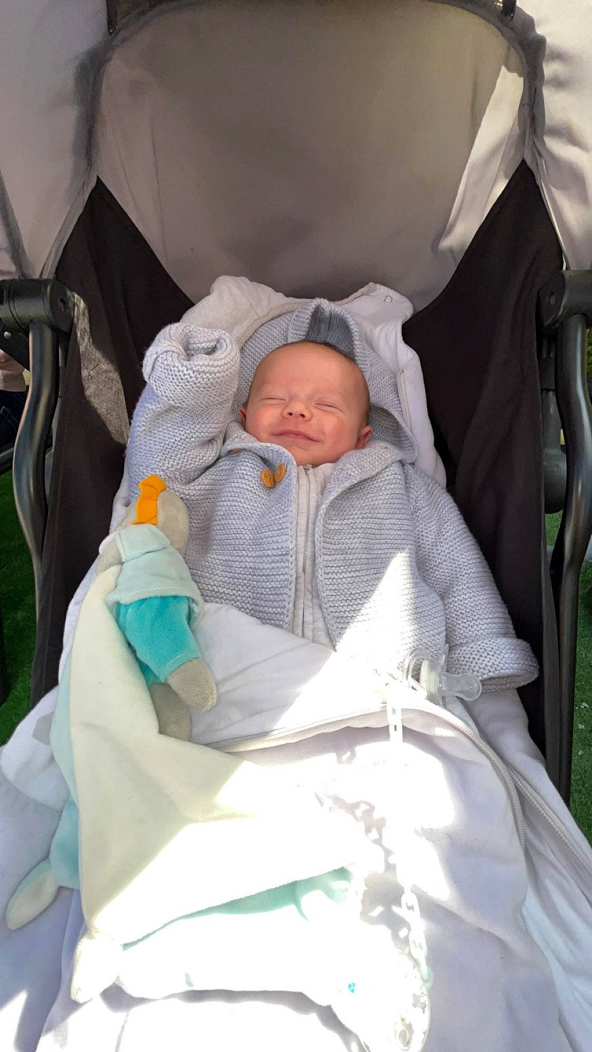 Nyno a rejoint le concours — aidez-le/la à gagner de superbes lots ! baby, baby_products, baby_safety, baby_sleeping, baby_toddler_clothing, child, comfort, event, grass, hospital, infant_bed, linens, person, room, sitting, toddler