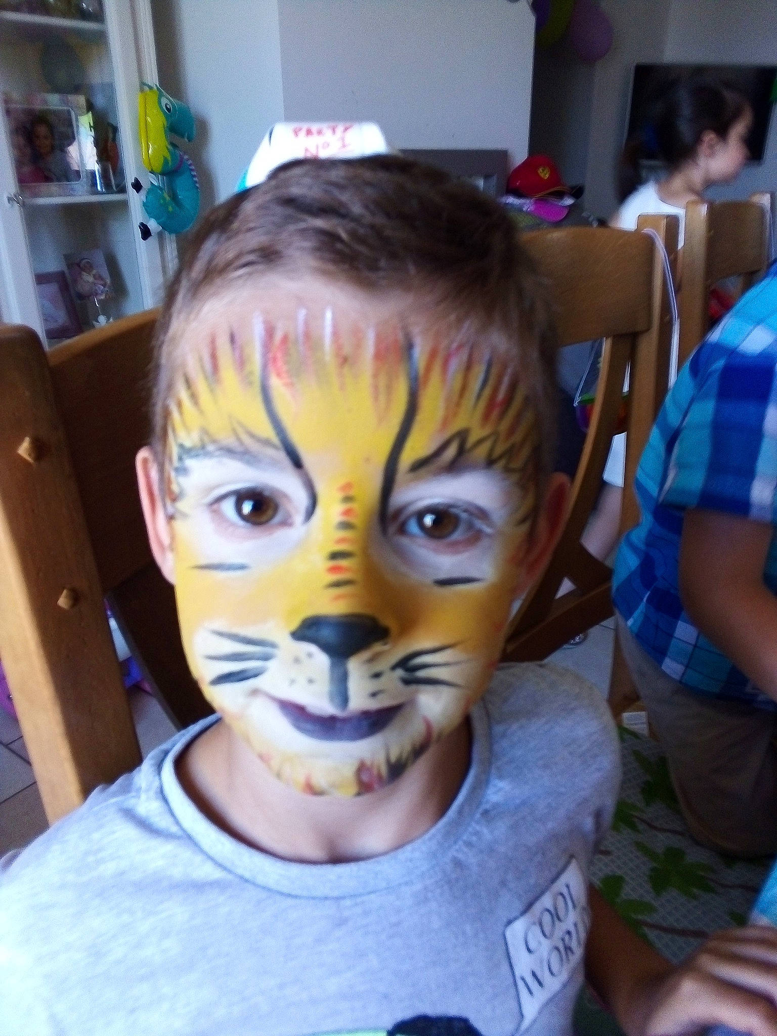 Justine a rejoint le concours — aidez-le/la à gagner de superbes lots ! art, cheek, child, face, forehead, fun, head, nose, person, under_exposed