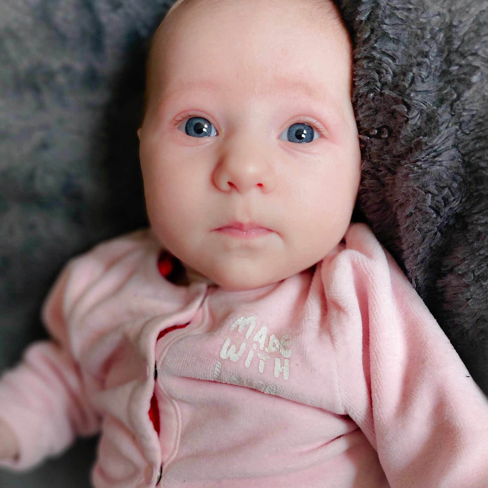 Céleste a rejoint le concours — aidez-le/la à gagner de superbes lots ! baby, baby_toddler_clothing, cheek, chin, collar, dress, ear, eyebrow, eyelash, flash_photography, happy, human_body, iris, lip, no_expression, nose, pink, skin, sleeve, toddler