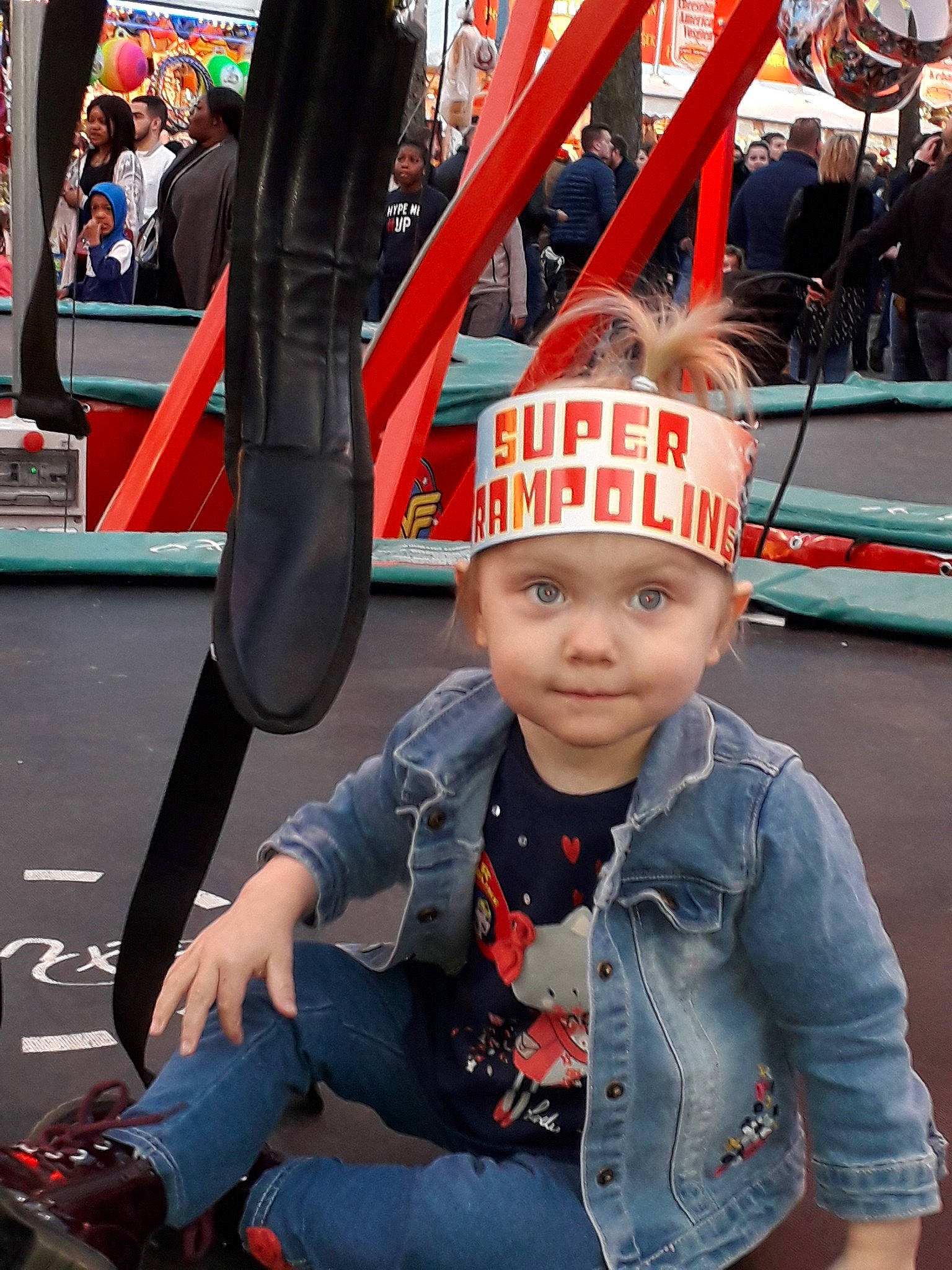 Iliana a rejoint le concours — aidez-le/la à gagner de superbes lots ! headwear, jeans, person