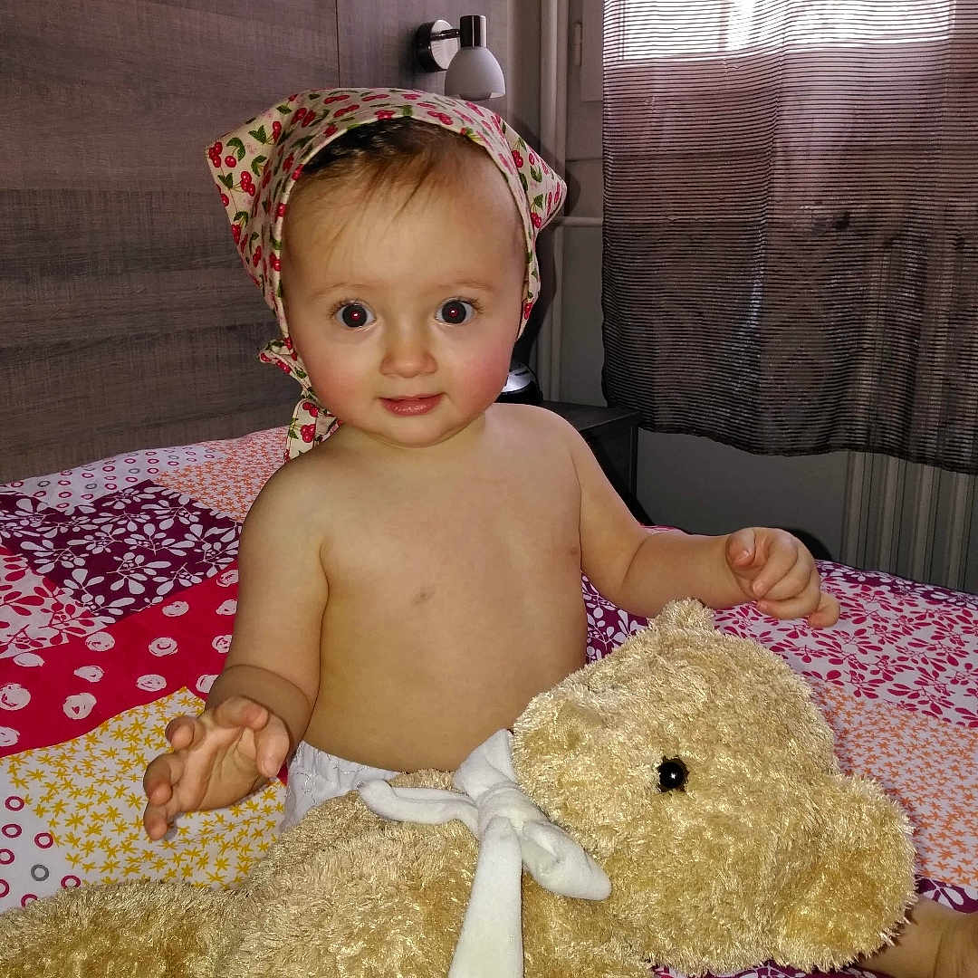 Eliana a rejoint le concours — aidez-le/la à gagner de superbes lots ! cheek, child, eye, fun, girl, hair_accessory, happiness, human_hair_color, infant, iris, person, skin, smile, toddler