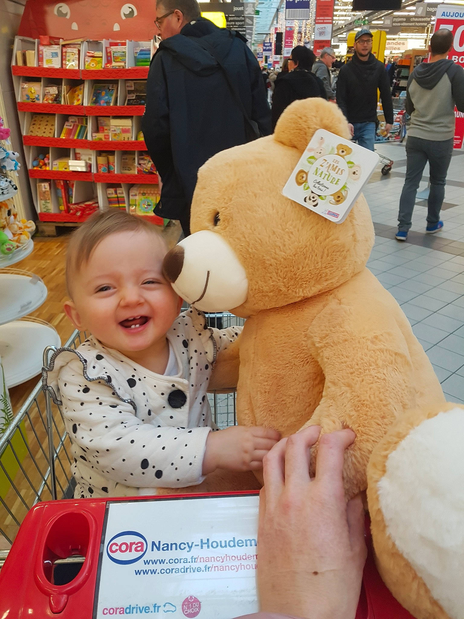 Eliana participe au concours pour gagner de l'argent avec cette photo : child, food, headwear, joy, person, product, teddy_bear, toy