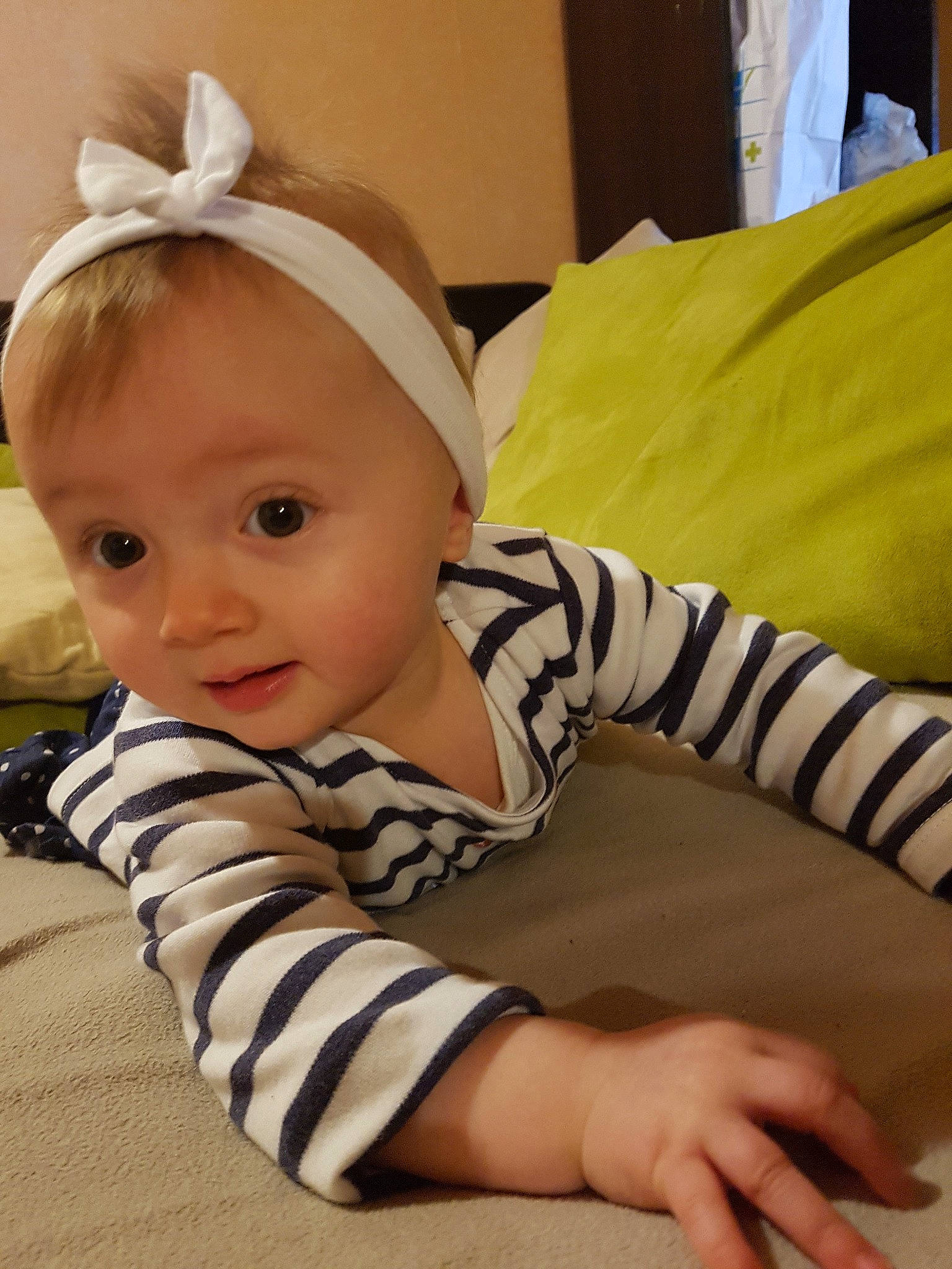 Eliana a rejoint le concours — aidez-le/la à gagner de superbes lots ! baby_products, child, day, ear, eye, girl, hair_accessory, head, headgear, human_hair_color, infant, person, product, sitting, skin, smile, toddler