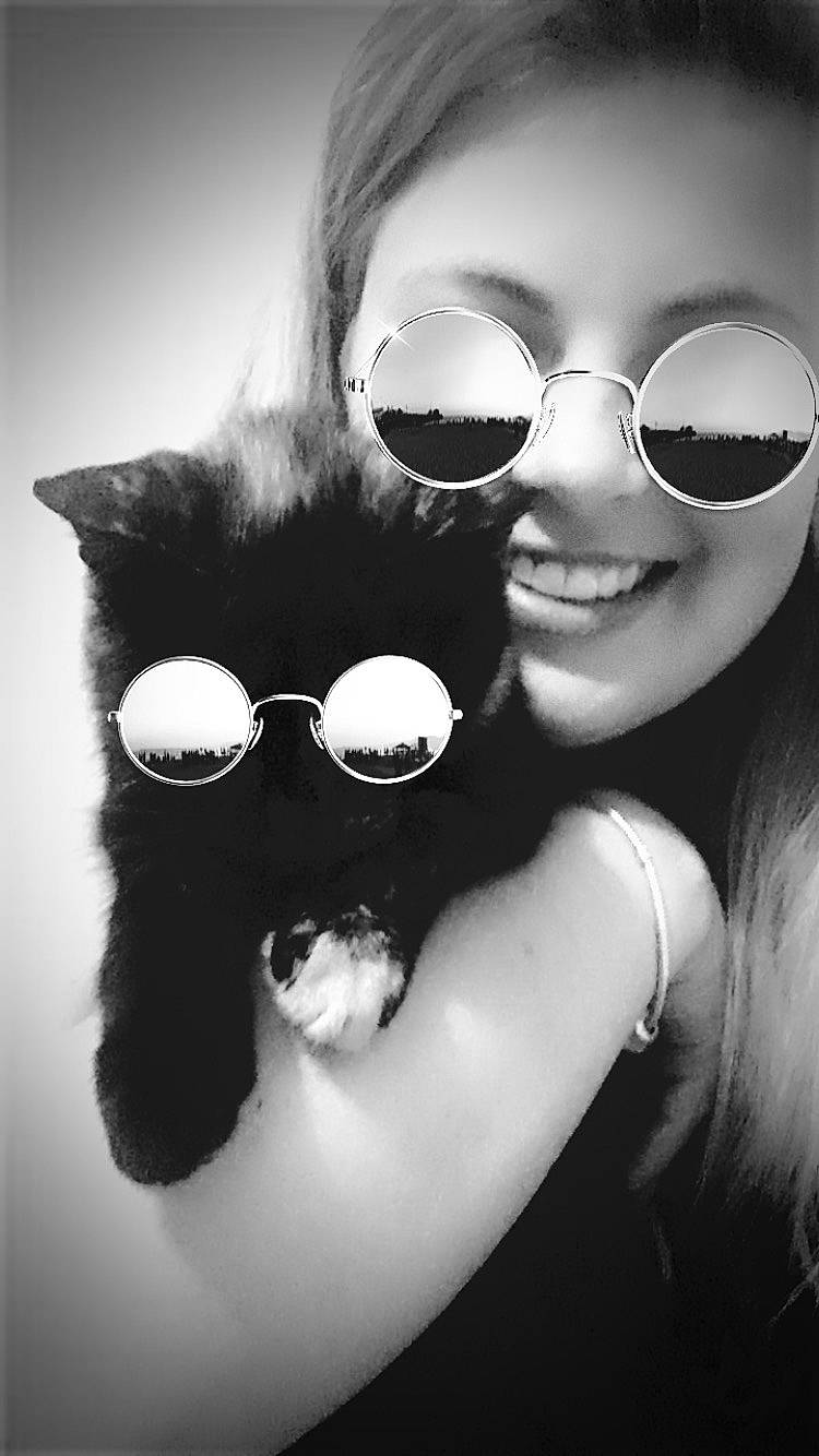 Plume a rejoint le concours — aidez-le/la à gagner de superbes lots ! black, black_and_white, black_hair, cool, eye, eyewear, fun, fur, gesture, glasses, lip, monochrome, mouth, nose, photography, smile, style, sunglasses, vision_care, white