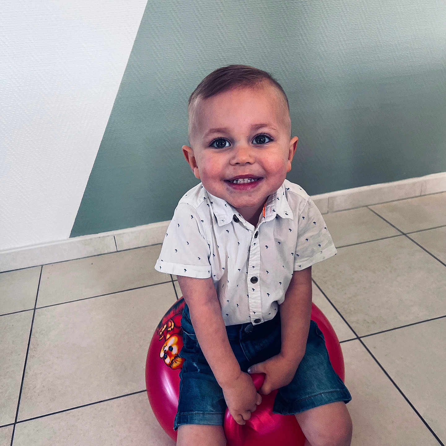 Nélyo a rejoint le concours — aidez-le/la à gagner de superbes lots ! baby, bathroom, clothing, face, footwear, happy, head, hosiery, indoors, pants, person, photography, portrait, room, shoe, shorts, sitting, smile, sock, toilet