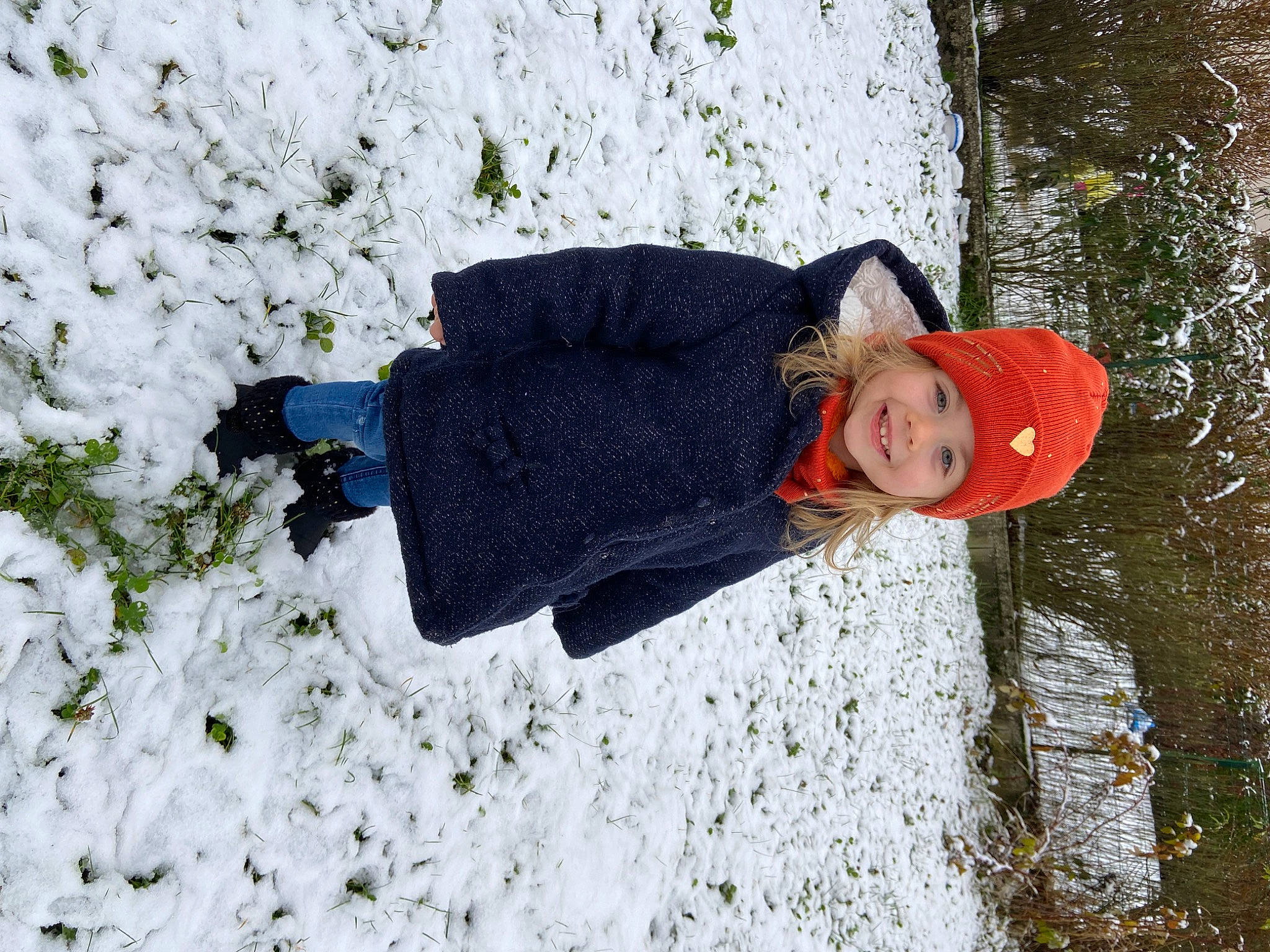 Lyna a rejoint le concours — aidez-le/la à gagner de superbes lots ! beanie, cap, child, freezing, fun, grass, hat, headwear, joy, leisure, people_in_nature, person, plant, precipitation, recreation, slope, smile, snow, sun_hat, toddler