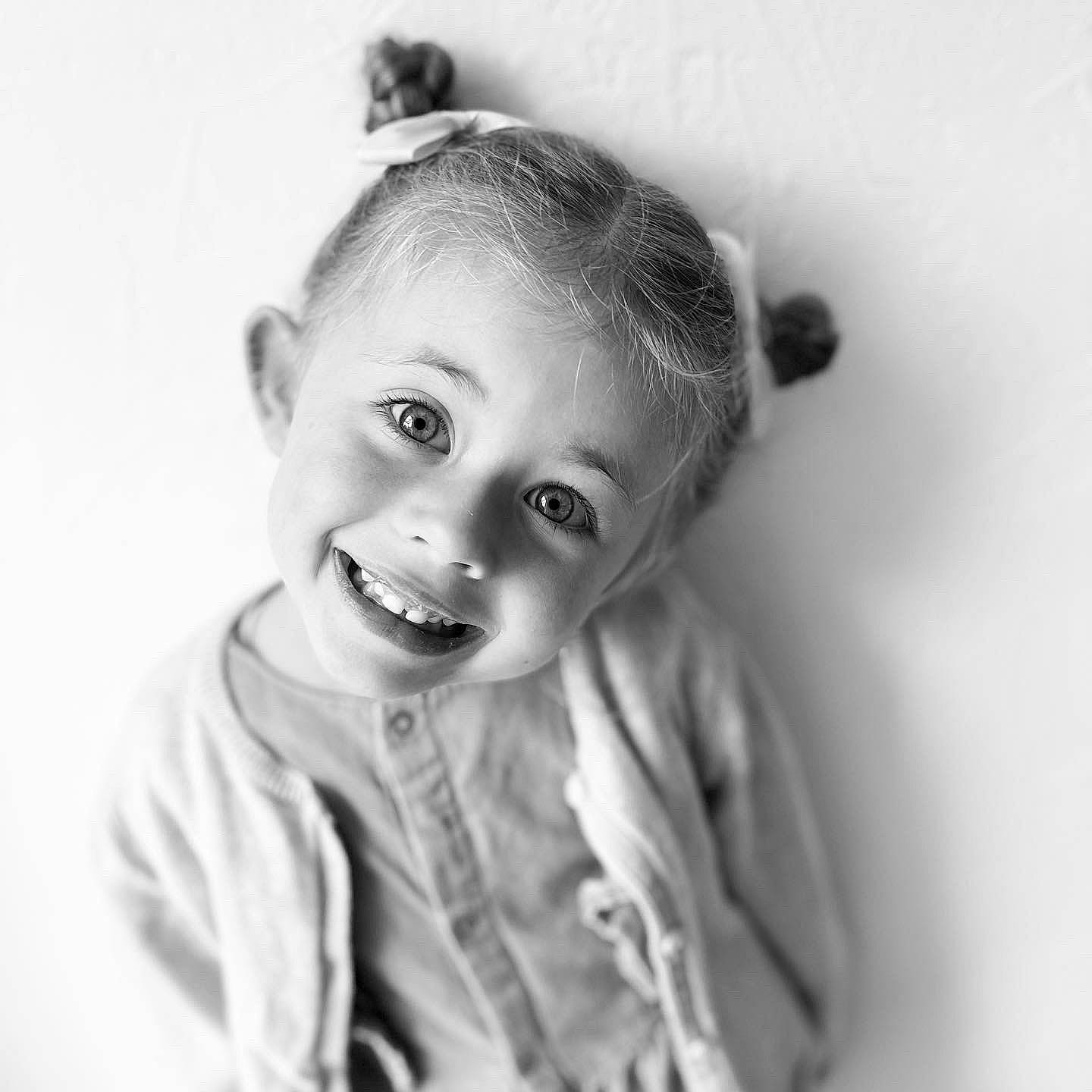 Lyna a rejoint le concours — aidez-le/la à gagner de superbes lots ! black_and_white, ear, eye, eyebrow, eyelash, flash_photography, gesture, happy, head, human_body, iris, jaw, joy, lip, monochrome, monochrome_photography, neck, person, sleeve, smile