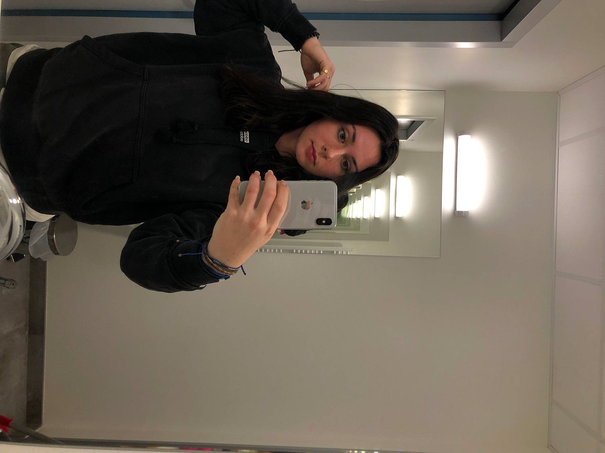 Elisa a rejoint le concours — aidez-le/la à gagner de superbes lots ! ceiling, comfort, elbow, flooring, person, room, sleeve, window, wrist