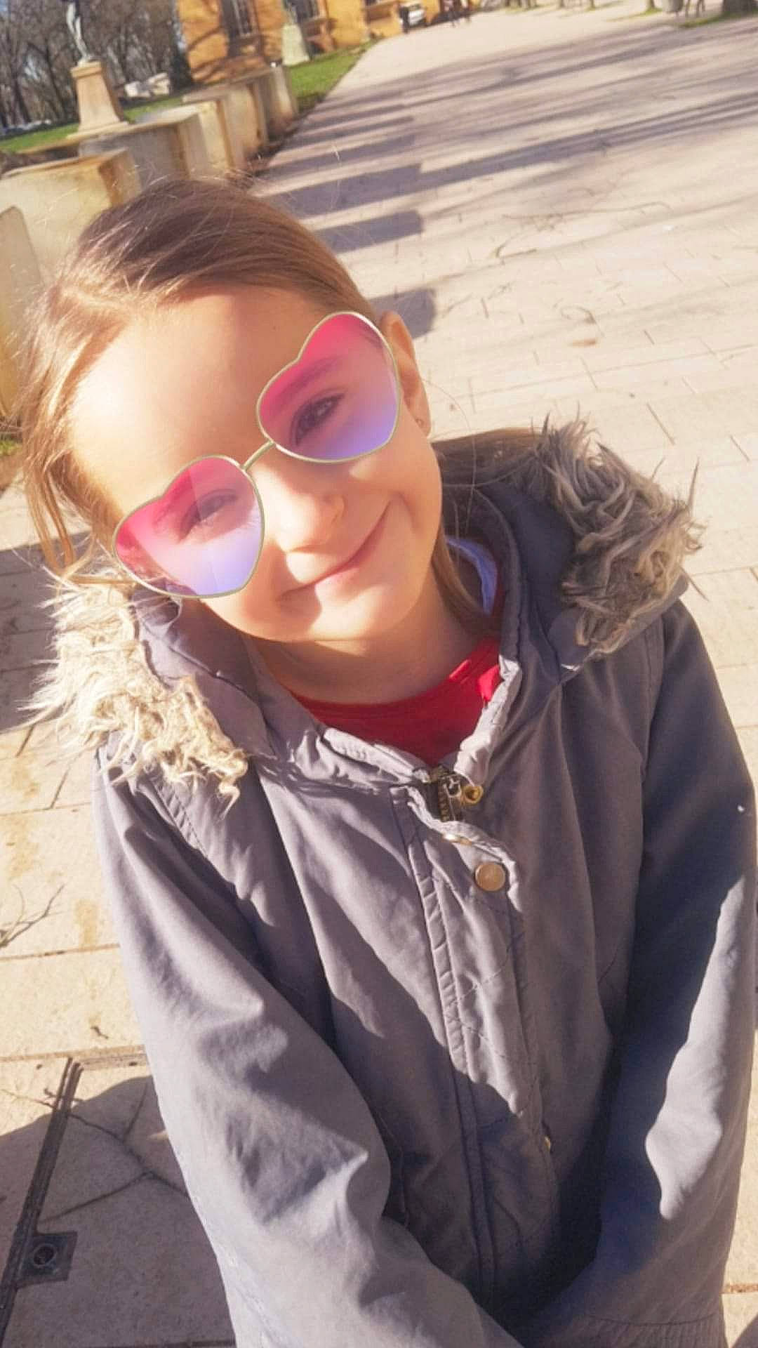 Amina participe au concours pour gagner de l'argent avec cette photo : cool, ear, eyewear, glasses, joy, lip, mouth, neck, nose, person, photography, selfie, sunglasses, vision_care