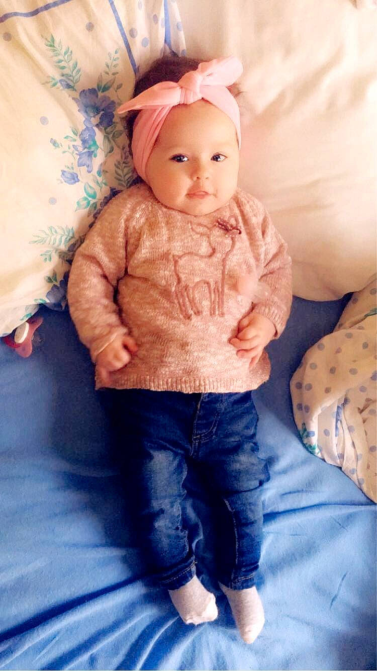 Mila participe au concours pour gagner de l'argent avec cette photo : baby, cheek, child, outerwear, person, standing, toddler