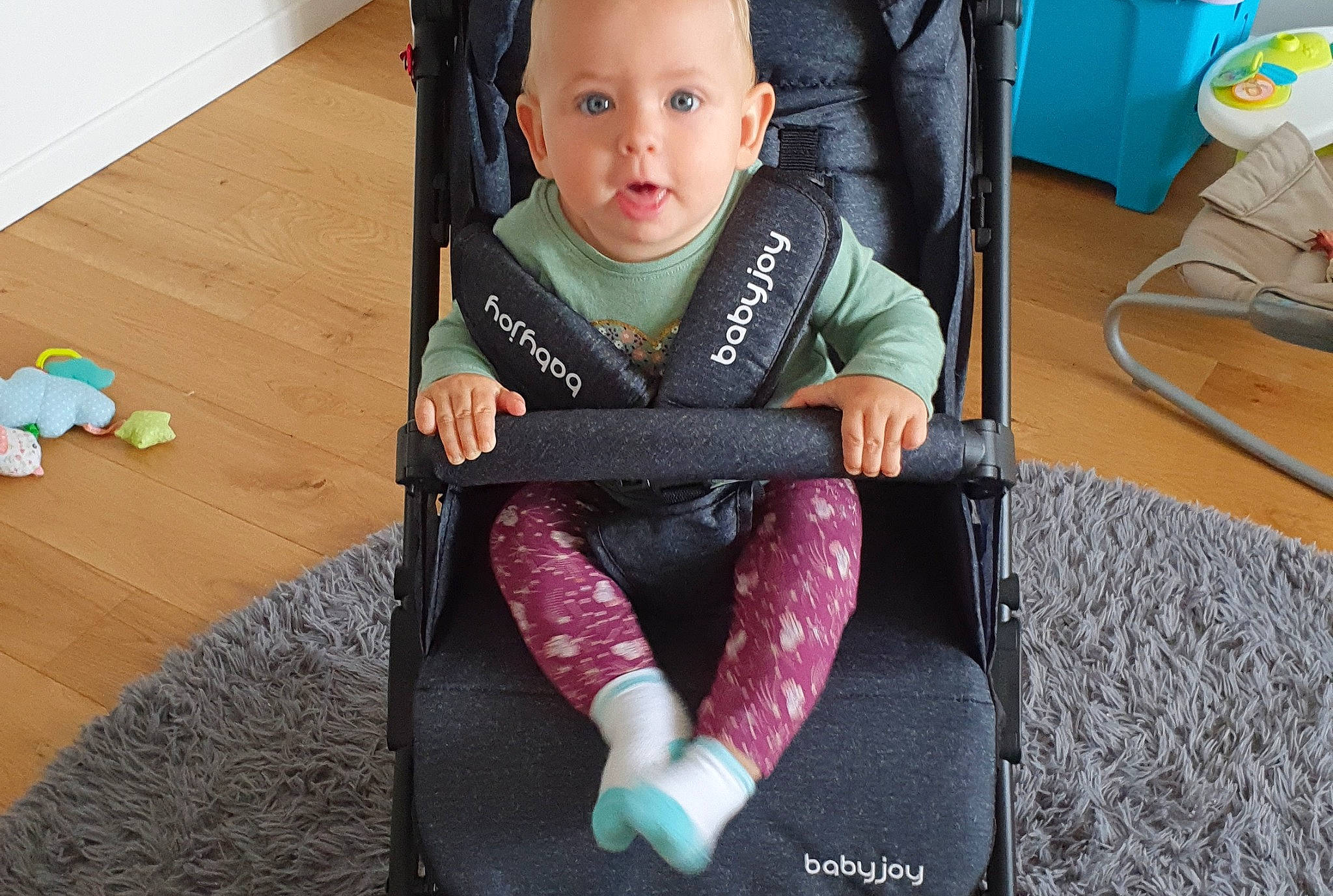 Sophie participe au concours pour gagner de l'argent avec cette photo : arm, car_seat, child, leg, person, play, sitting, toddler, toy