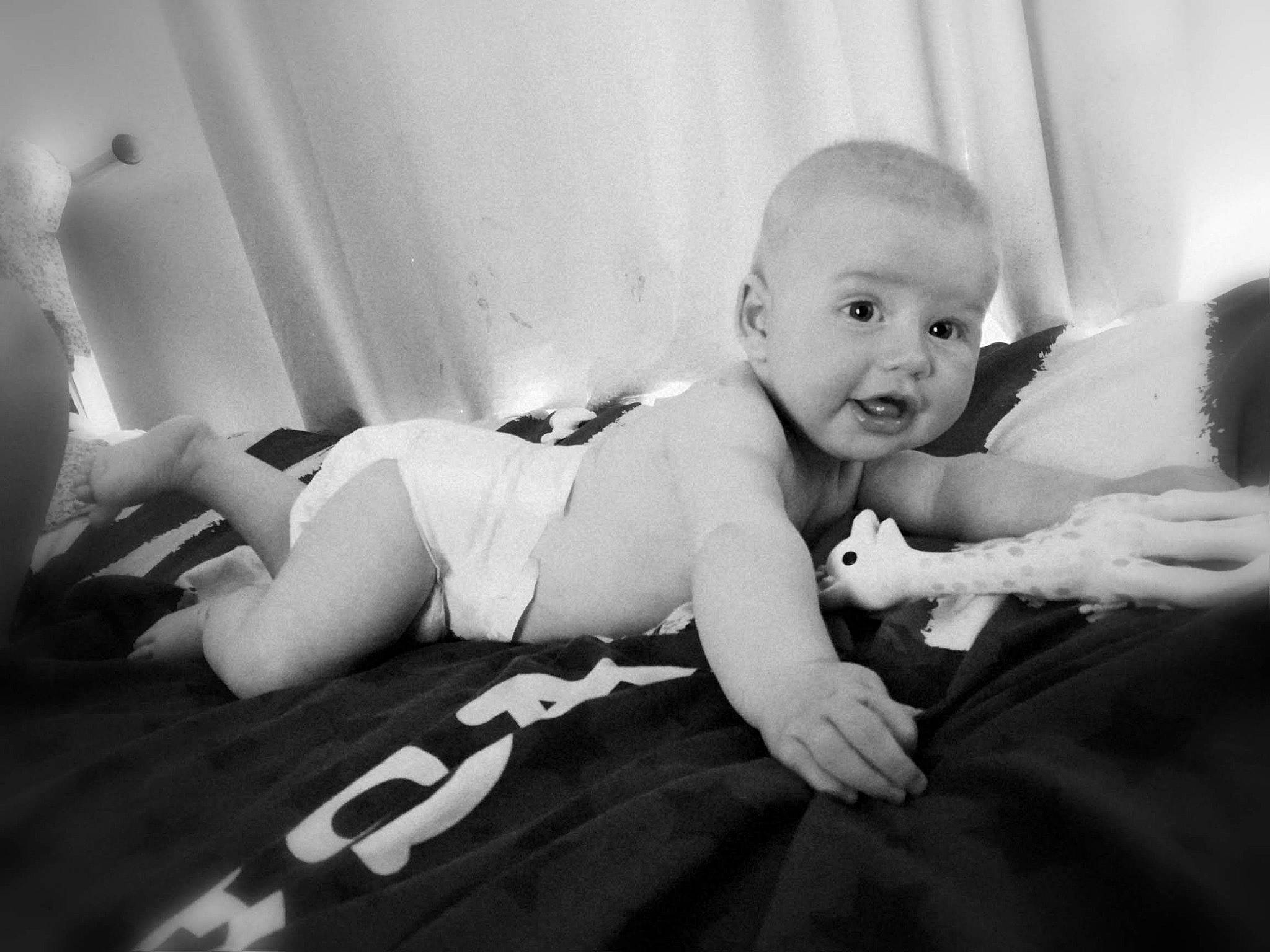 Ylana participe au concours pour gagner de l'argent avec cette photo : arm, baby, black_and_white, child, family, leg, monochrome, monochrome_photography, person, photograph, photography, sibling, smile, snapshot, style, toddler, white