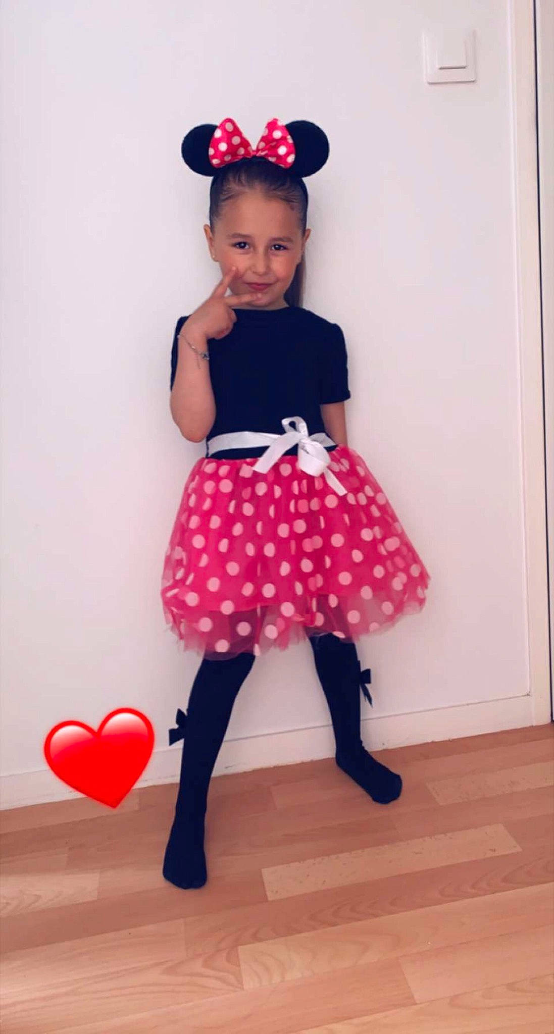 Nayla a rejoint le concours — aidez-le/la à gagner de superbes lots ! arm, baby_toddler_clothing, clothing, day_dress, dress, human_body, knee, leg, neck, one_piece_garment, person, pink, plaid, shoe, sleeve, standing, tartan, textile, thigh, toddler