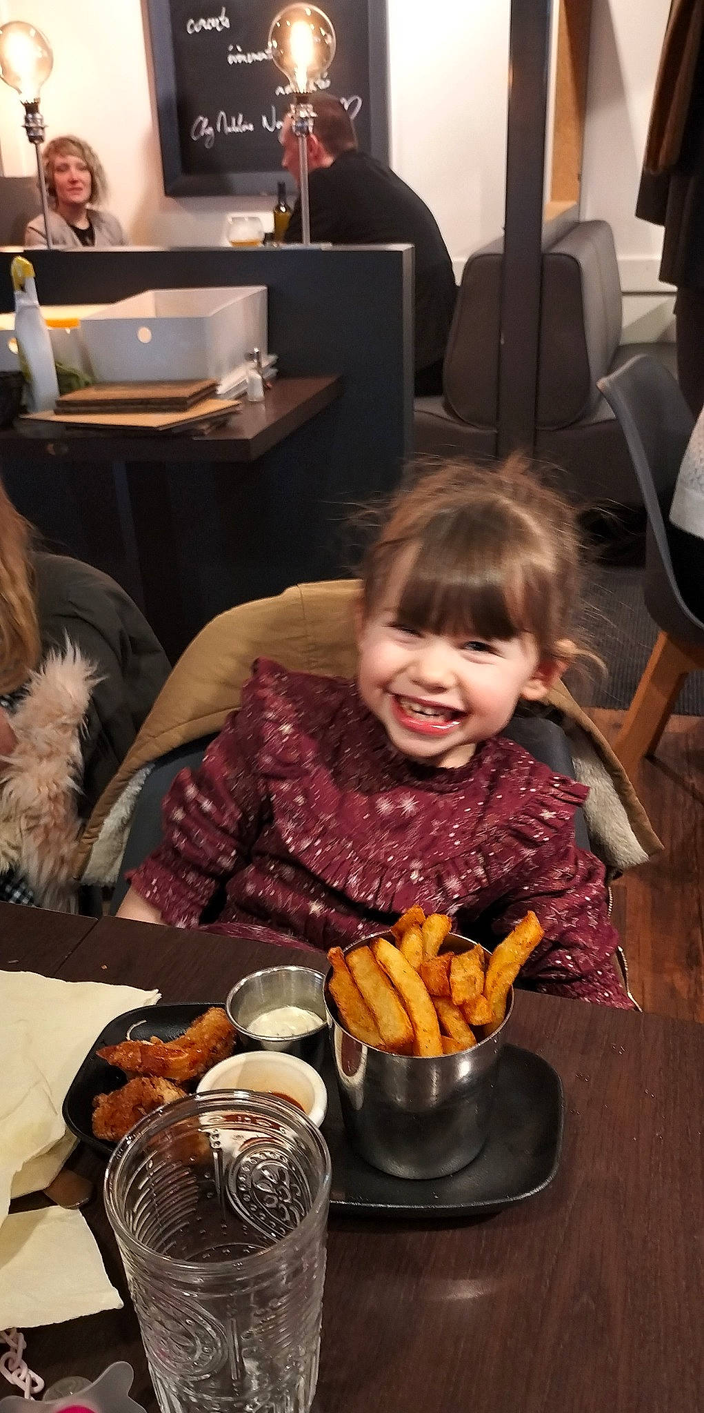 Elisa participe au concours pour gagner de l'argent avec cette photo : bread, chair, child, comfort_food, cuisine, dish, event, finger_food, food, food_craving, fruit, ingredient, joy, junk_food, person, plate, sitting, smile, sweetness, table