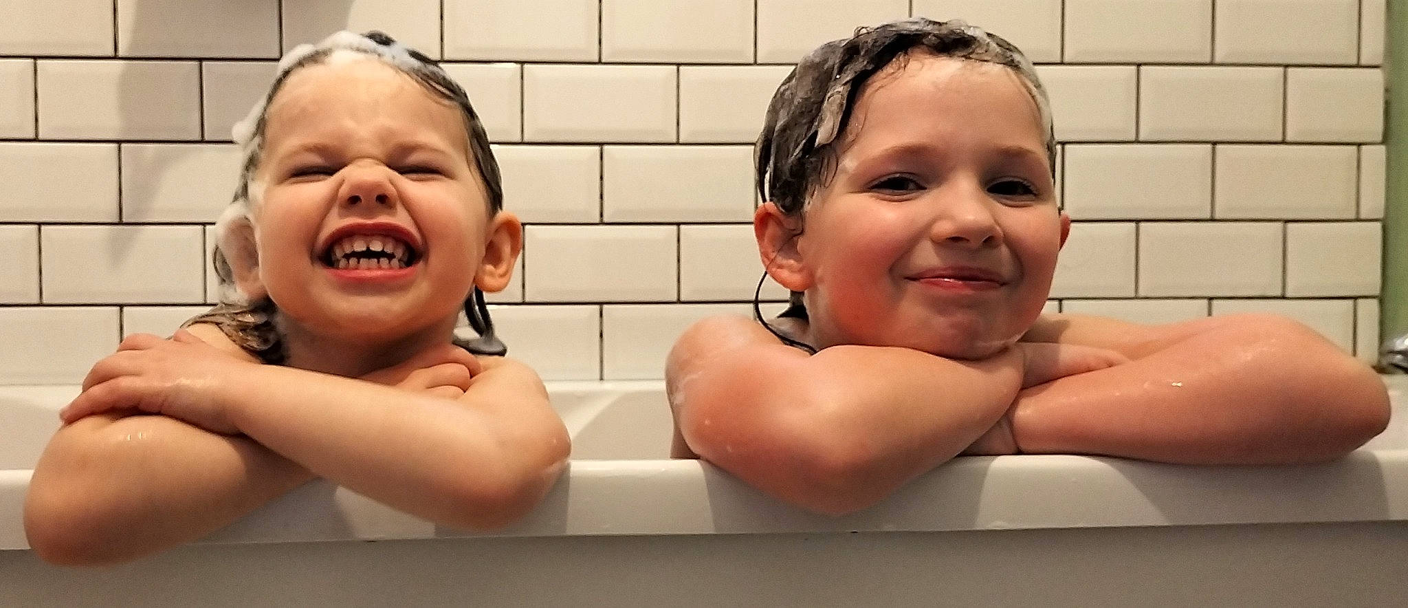 Eléna participe au concours pour gagner de l'argent avec cette photo : bathing, bathroom, bathtub, cheek, child, ear, eyelash, face, facial_expression, fun, gesture, happy, jaw, joy, mouth, nose, person, plumbing_fixture, skin, smile