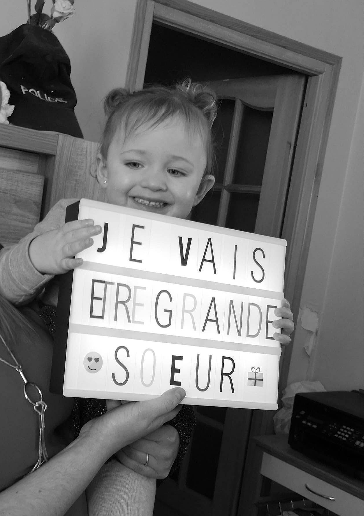 Eléna a rejoint le concours — aidez-le/la à gagner de superbes lots ! black_and_white, child, finger, font, happy, joy, monochrome, monochrome_photography, person, photography, smile, style, toddler