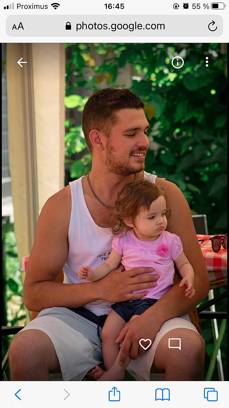 Rose a rejoint le concours — aidez-le/la à gagner de superbes lots ! baby, beard, child, event, face, fun, grass, happy, joy, leisure, muscle, people_in_nature, person, photograph, recreation, shorts, sitting, stomach, thigh, toddler