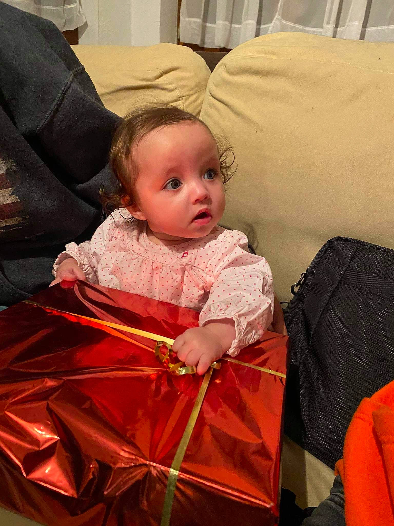 Rose participe au concours pour gagner de l'argent avec cette photo : baby, baby_carriage, baby_products, baby_toddler_clothing, chair, cheek, child, comfort, couch, event, flooring, fun, lap, living_room, peach, person, pillow, room, sitting, throw_pillow