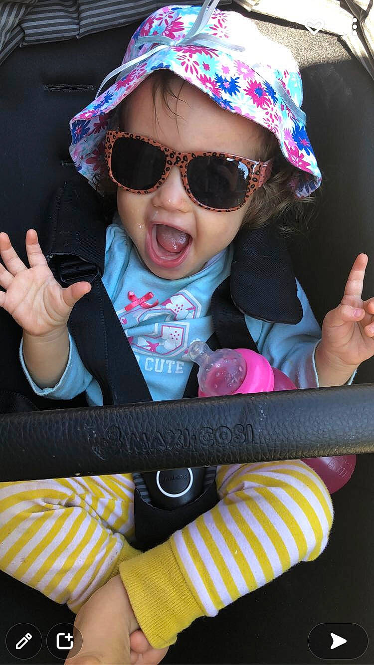 Rose participe au concours pour gagner de l'argent avec cette photo : arm, black, cap, car_seat, cool, eyewear, finger, fun, glasses, goggles, hand, headgear, headwear, lip, magenta, person, pink, street_fashion, sunglasses, textile